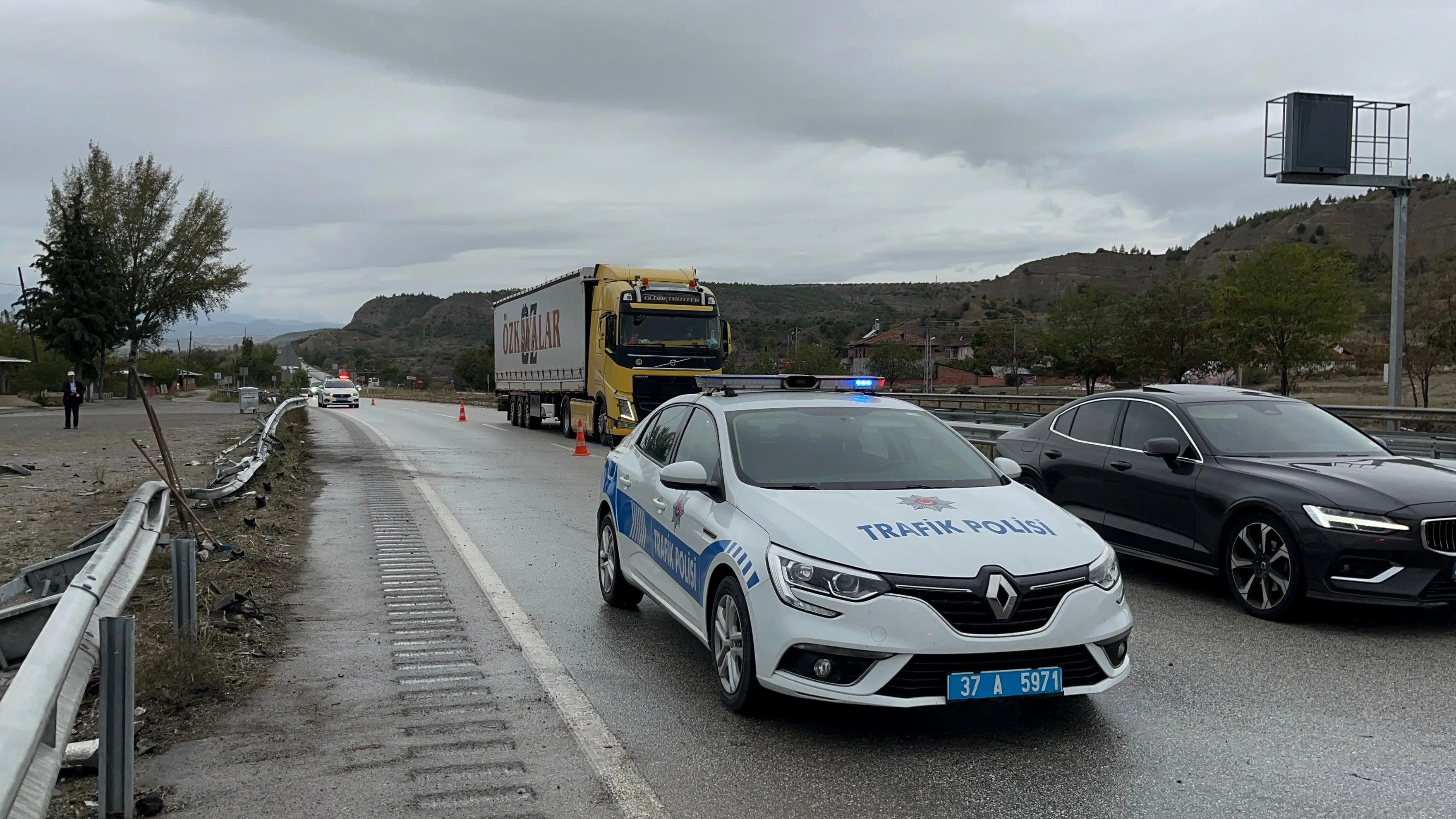 Kastamonu'da Kaza! Minibüs Bariyerlere Çarptı! 1 Yaralı 4