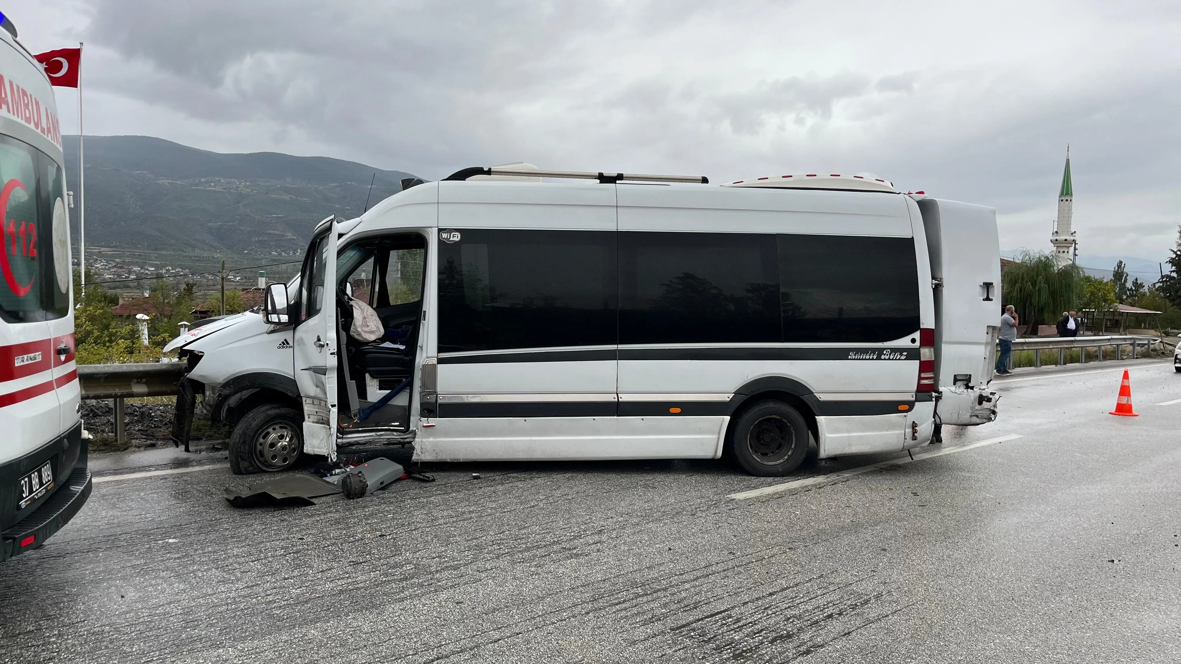 Kastamonu'da Kaza! Minibüs Bariyerlere Çarptı! 1 Yaralı