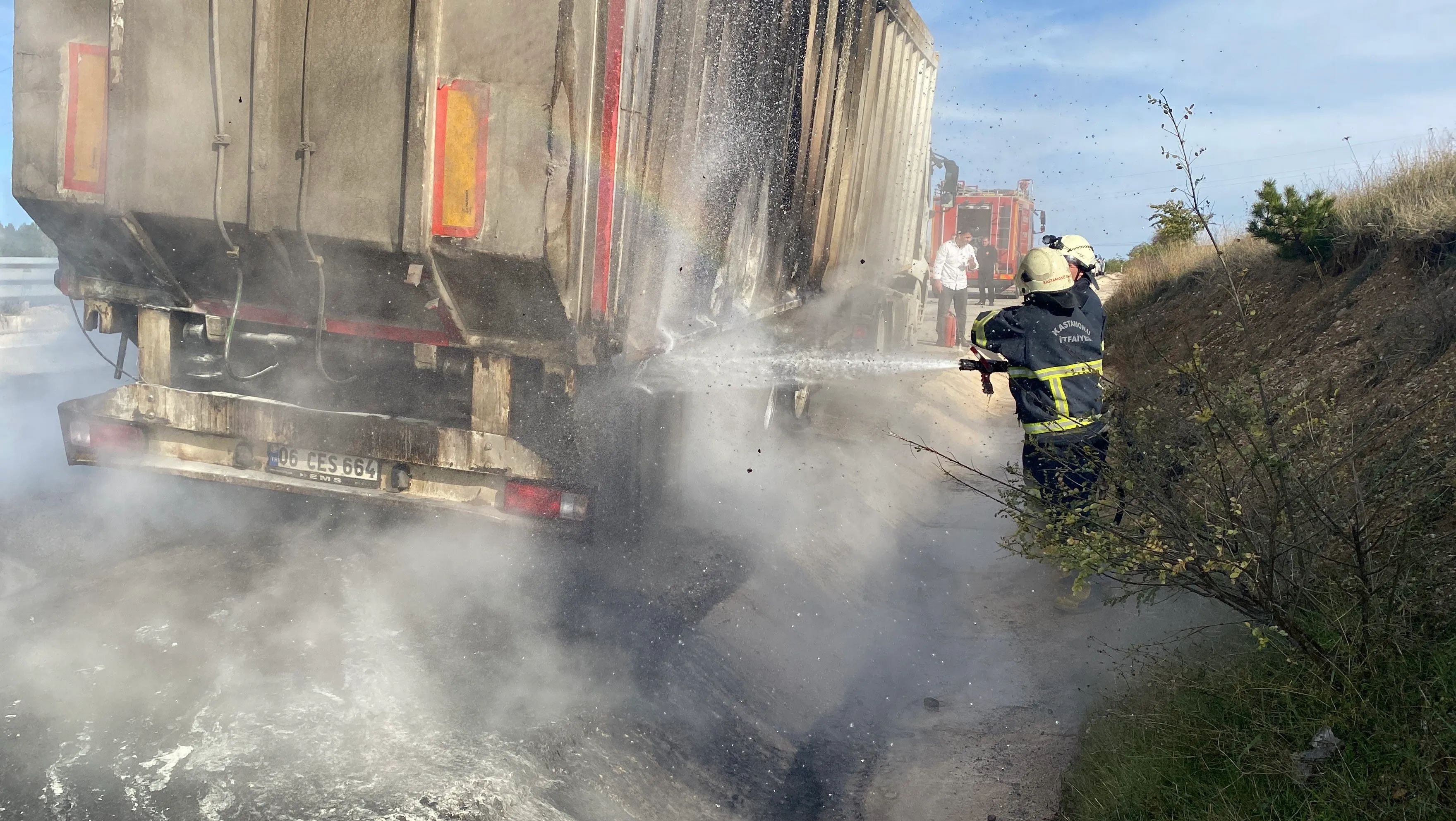 Kastamonu'da Tırın Lastikleri Alev Aldı! İtfaiye Ekipleri Son Anda Kurtardı! 2