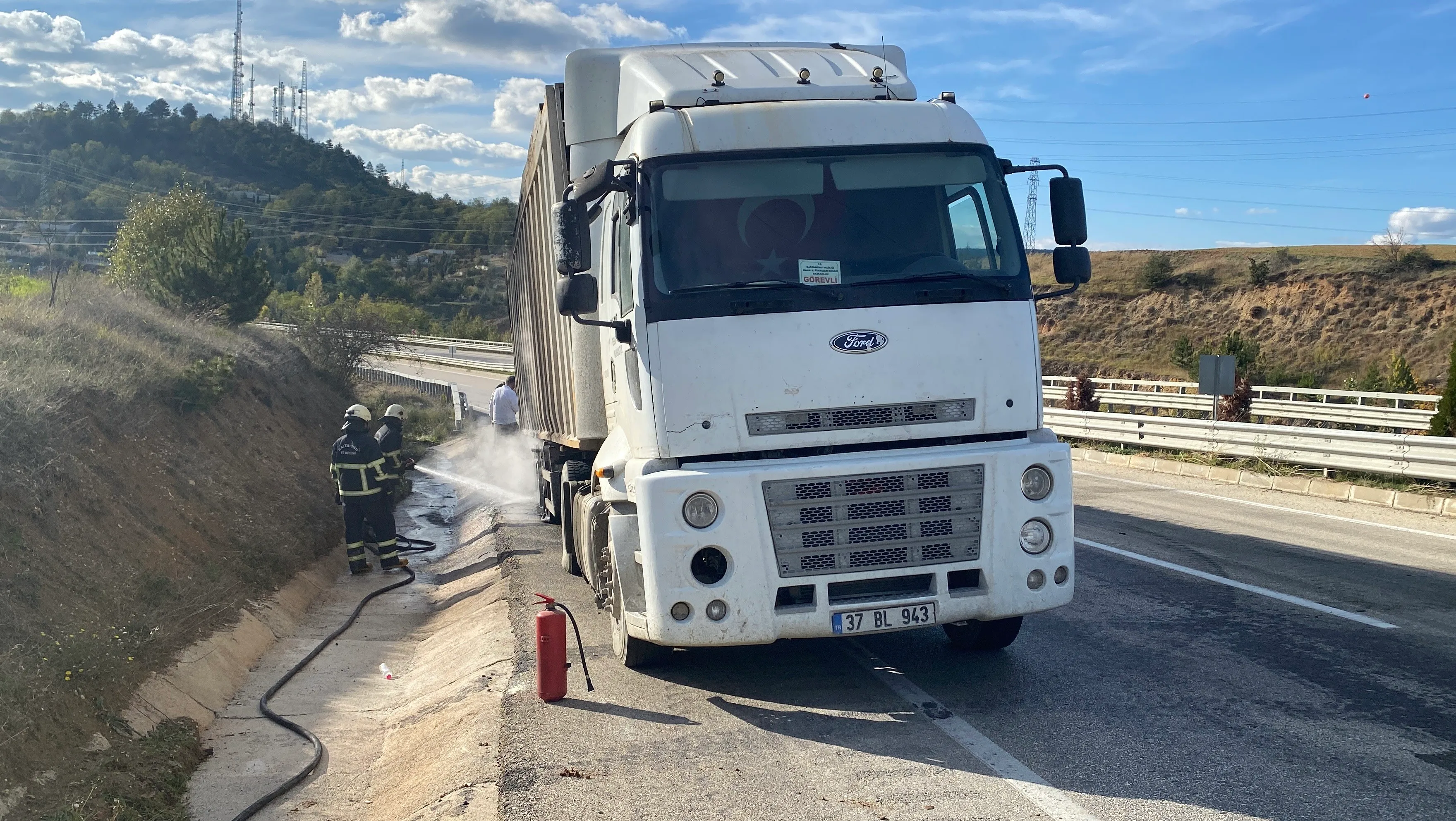 Kastamonu'da Tırın Lastikleri Alev Aldı! İtfaiye Ekipleri Son Anda Kurtardı! 4