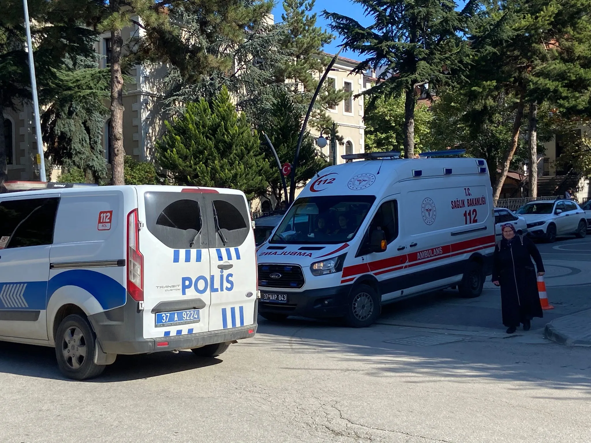 Taşköprü'de Cam Üzerine Düşmesi Sonucu Yaralandı Vatandaşlar Seferber Oldu! 2