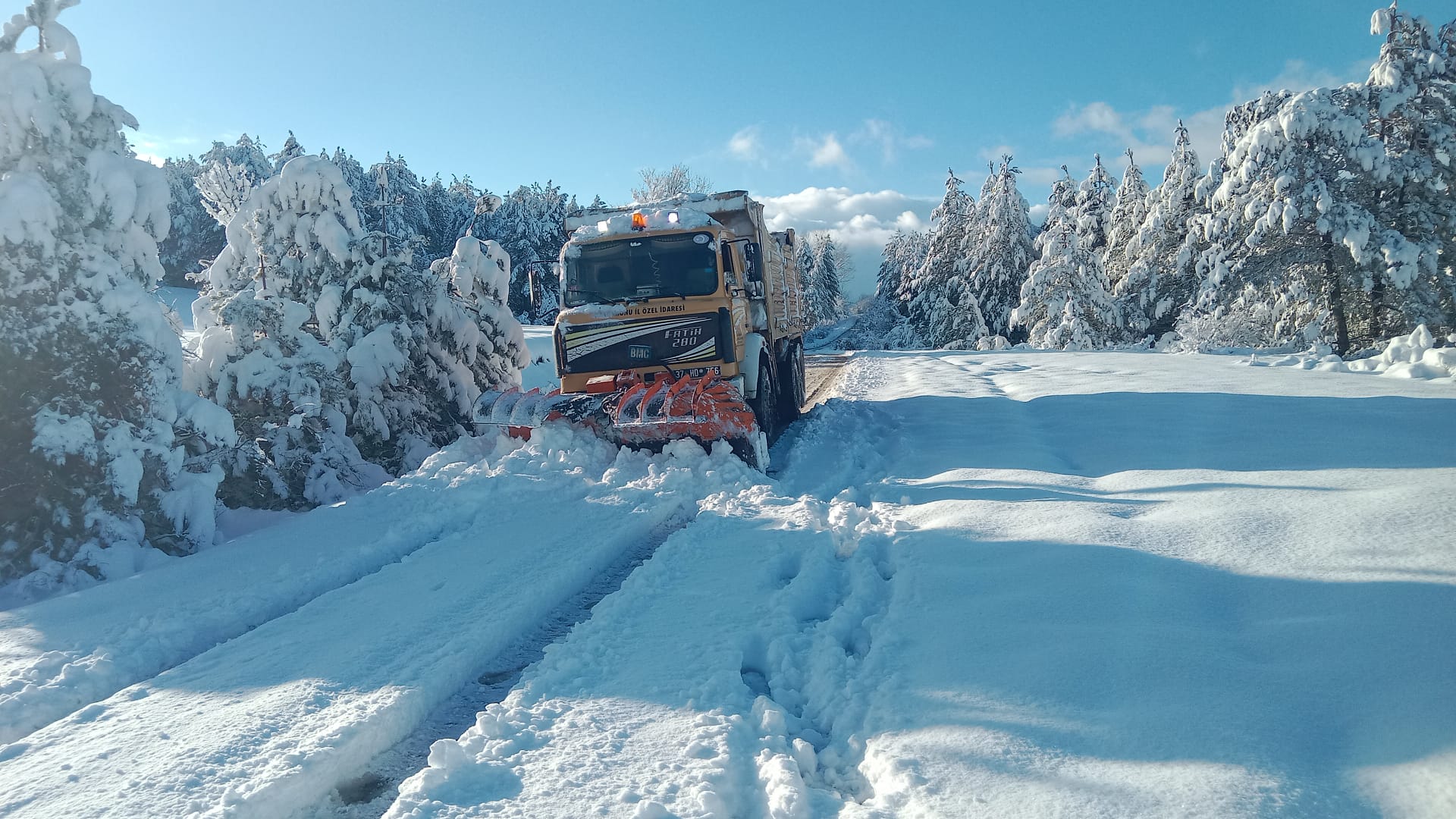 Kapalı Köy Yolları Kar Yol Açma (2)