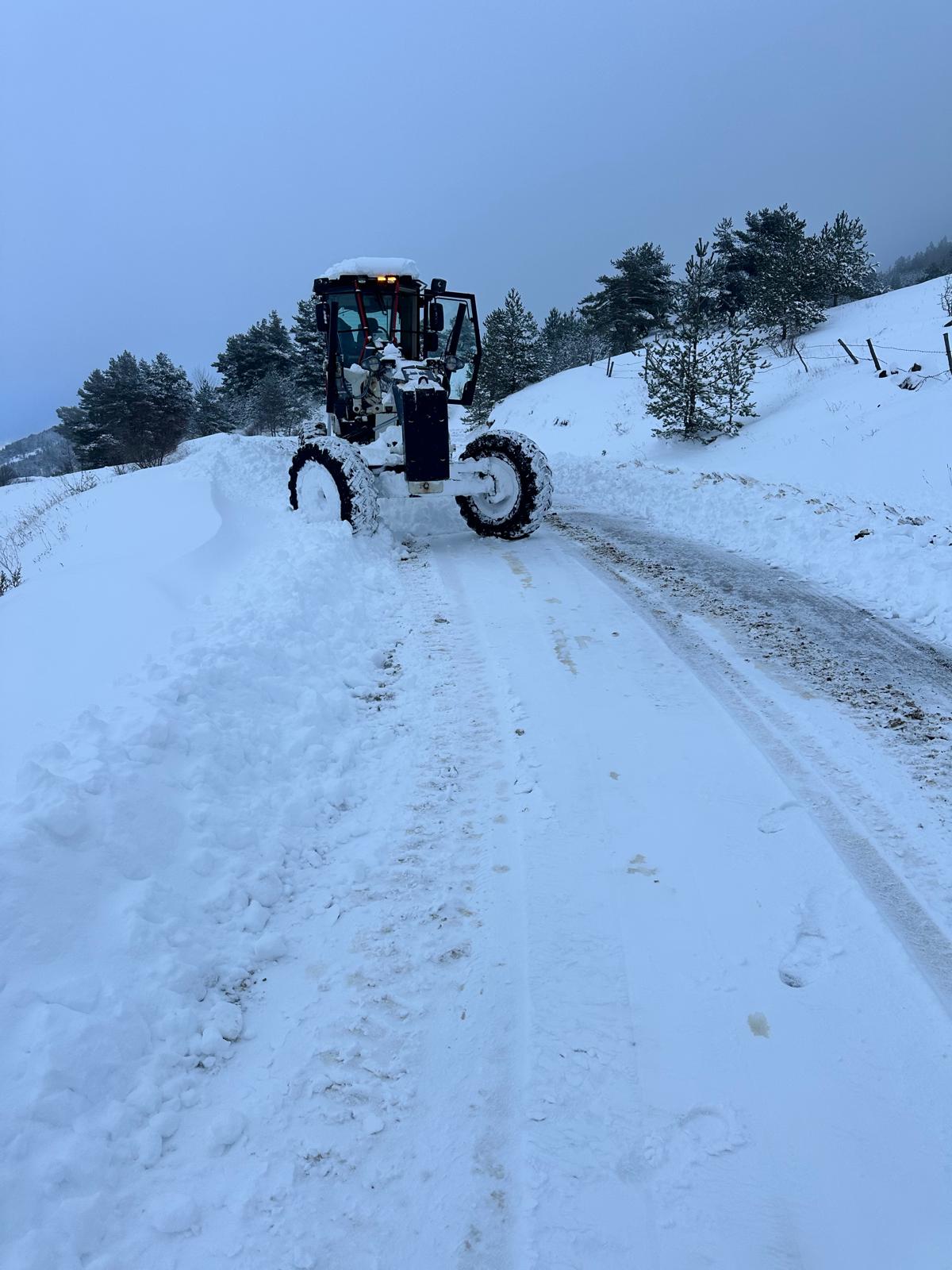 Kapalı Köy Yolları Kar Yol Açma (6)