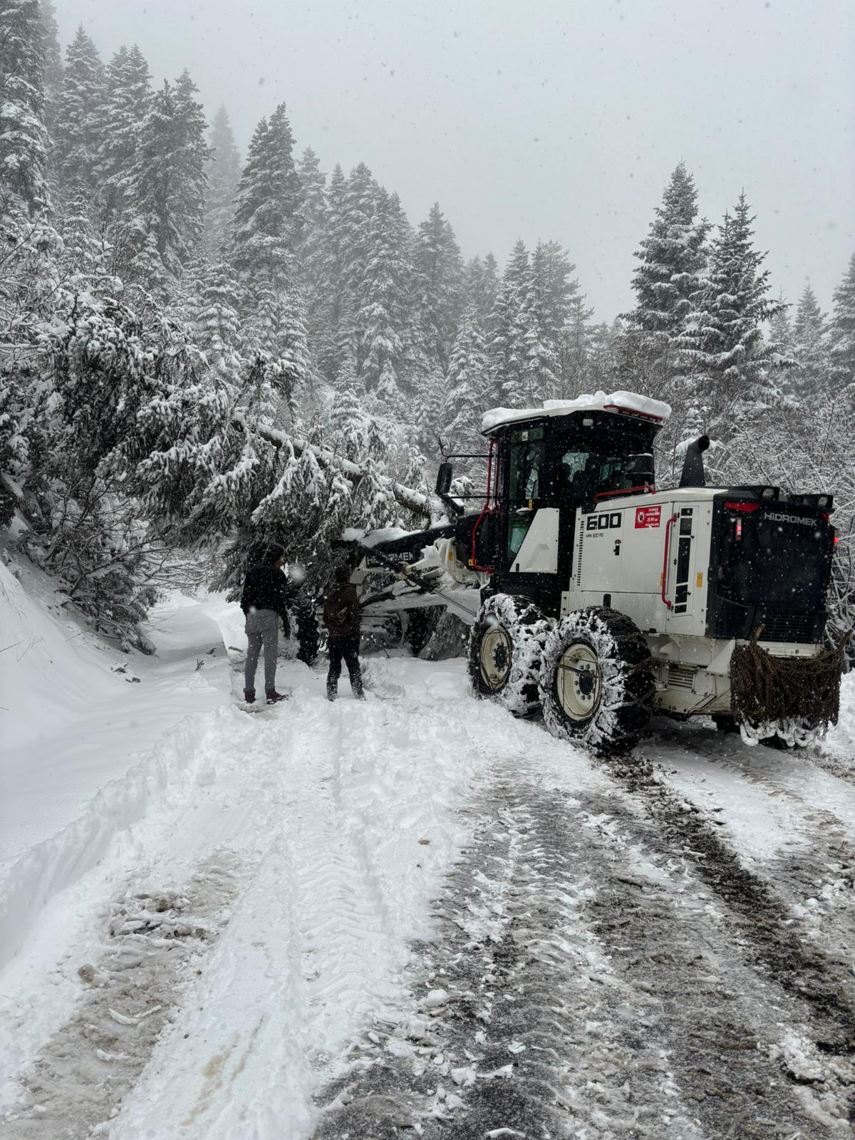 Kapalı Köy Yolları Kar Yol Açma (7)