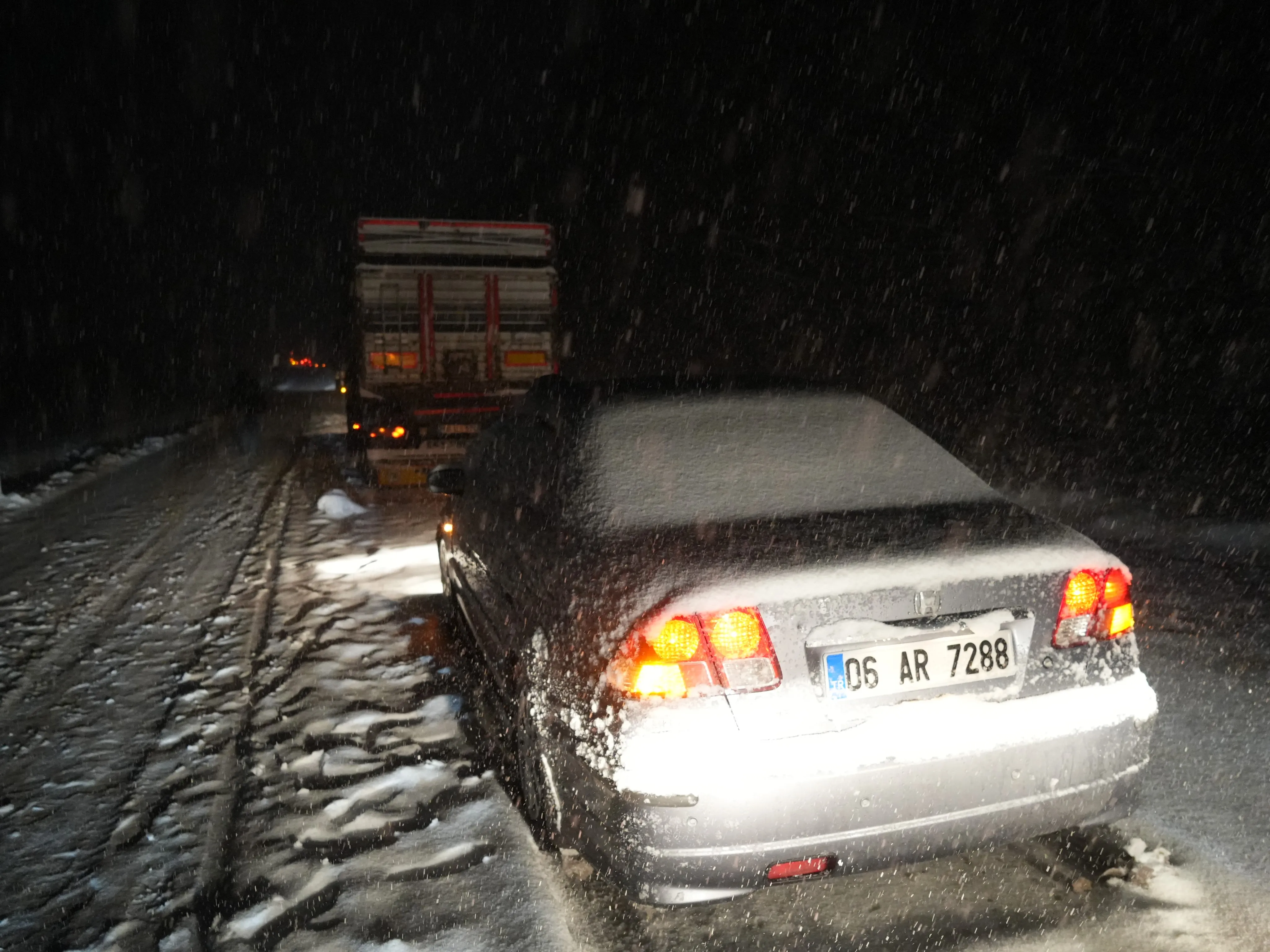 Kar Yağışı Kastamonu'da Trafiği Kilitledi Araçlar Mahsur Kaldı! 2