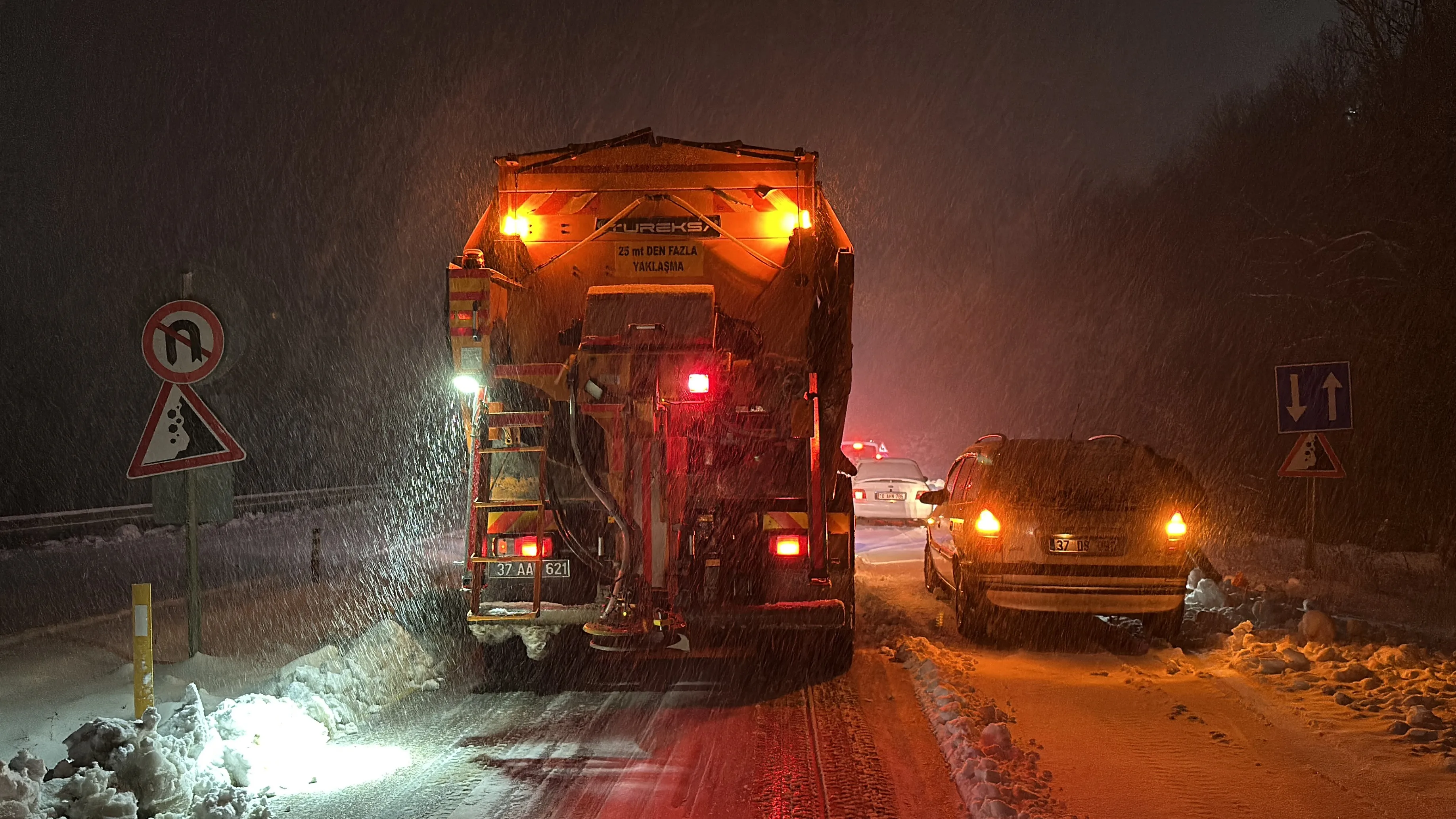 Kar Yağışı Kastamonu'da Trafiği Kilitledi Araçlar Mahsur Kaldı! 3