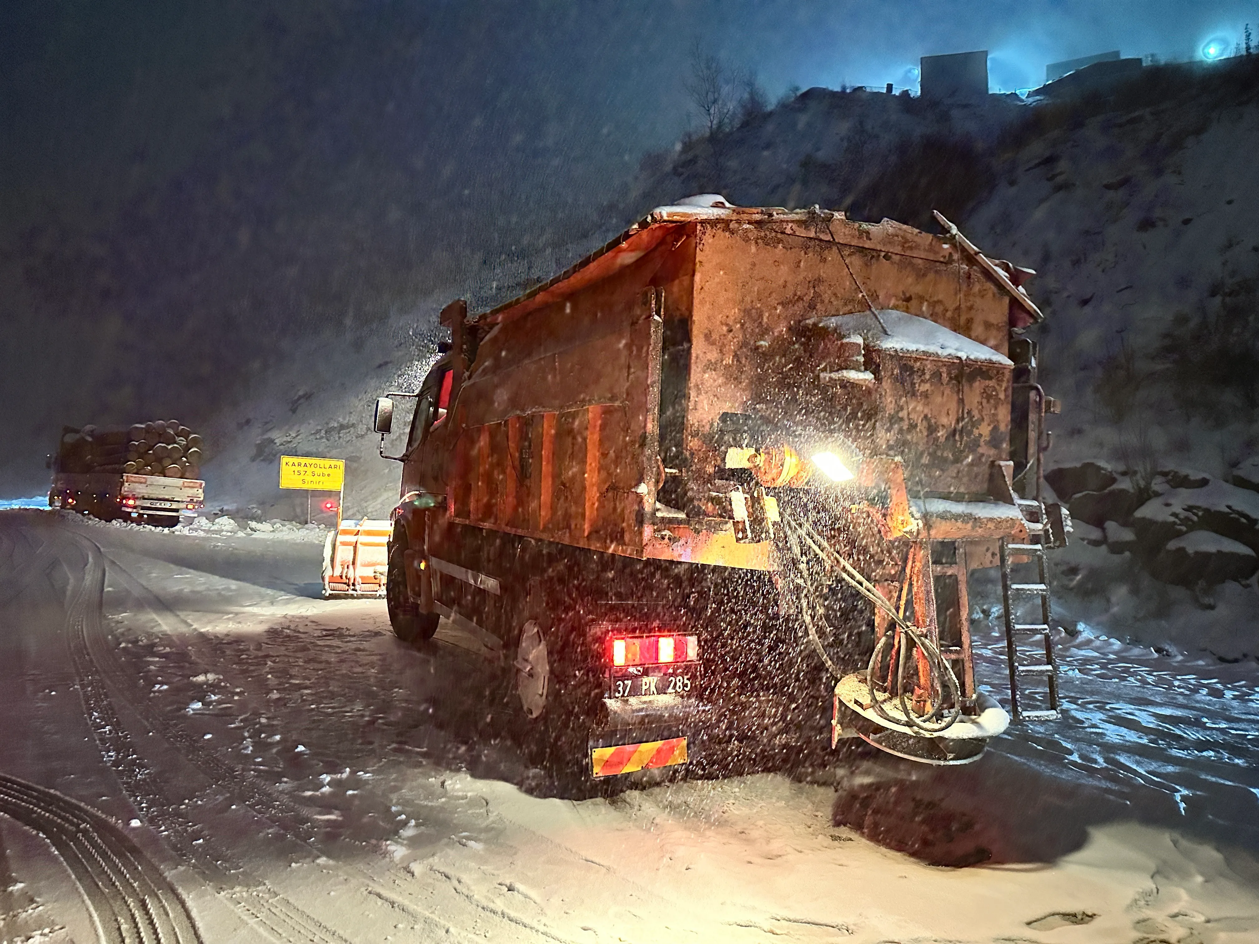 Kar Yağışı Kastamonu'da Trafiği Kilitledi Araçlar Mahsur Kaldı! 5