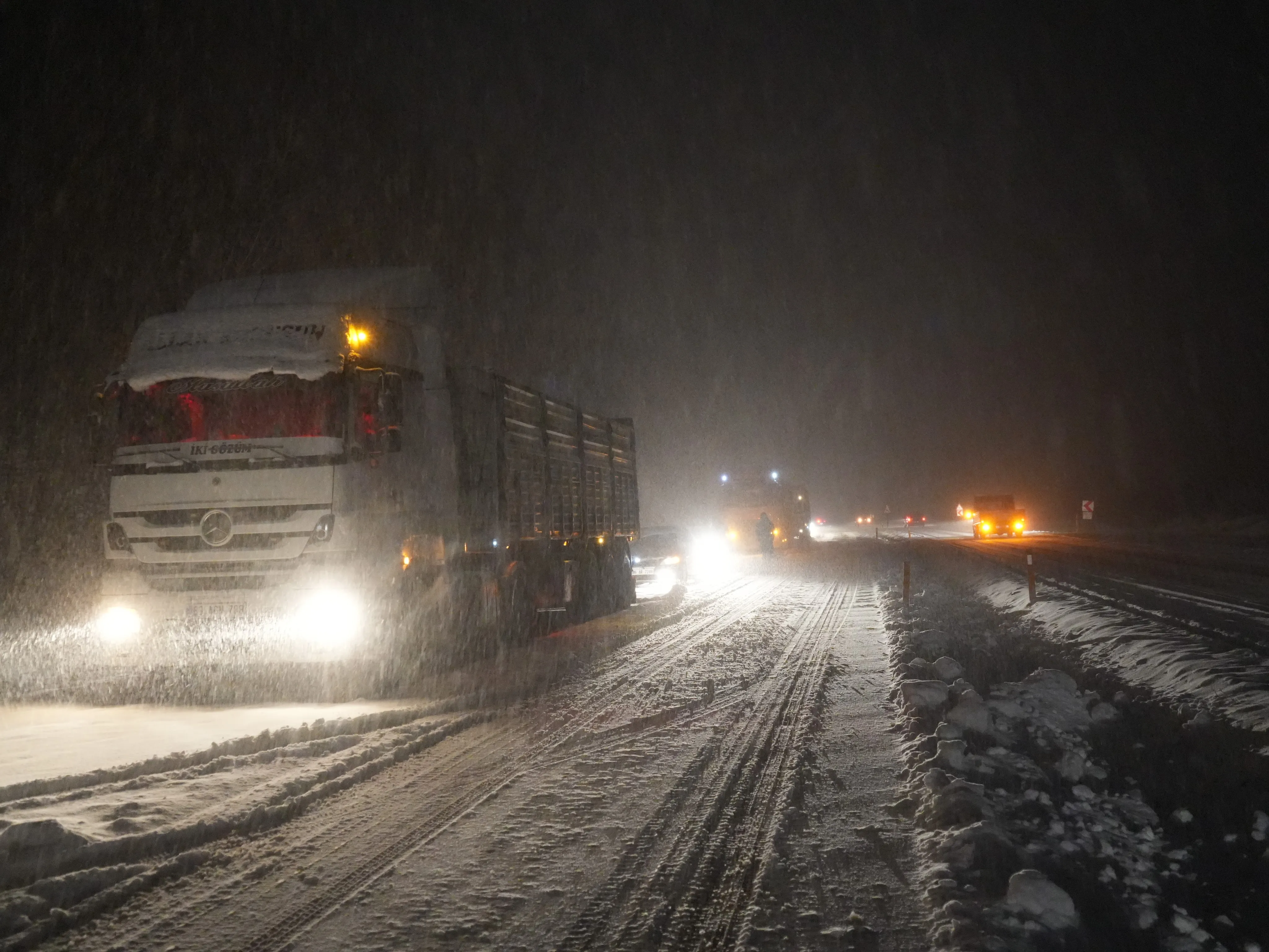 Kar Yağışı Kastamonu'da Trafiği Kilitledi Araçlar Mahsur Kaldı!