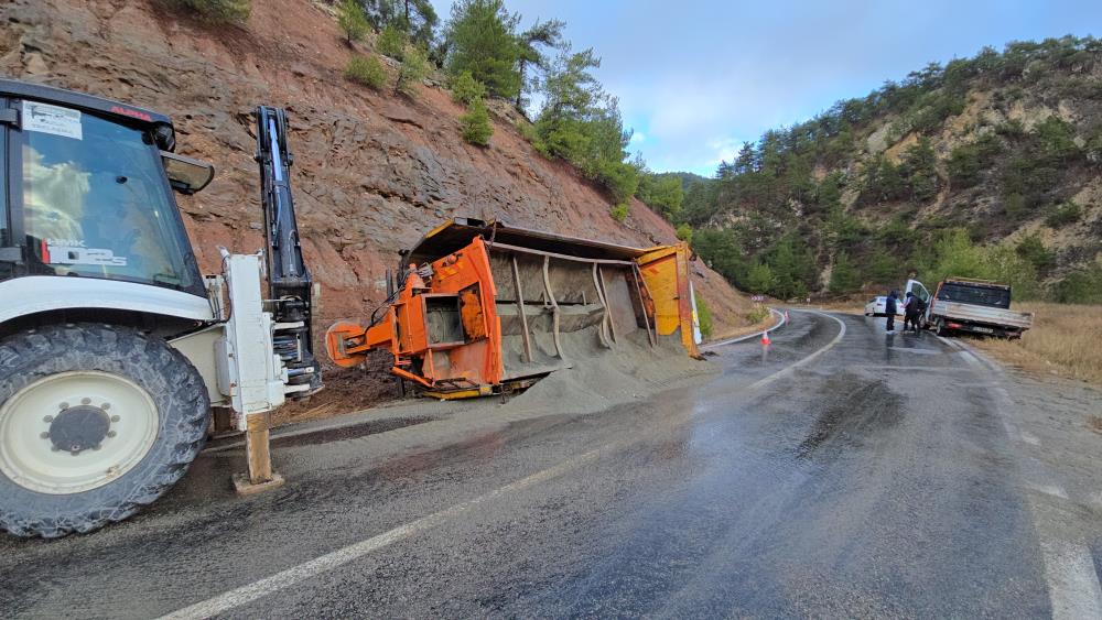 Karabük Tuzlama Aracı Devrildi (3)