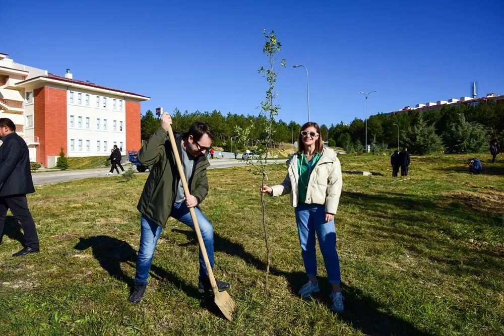 Kastamonu Üniversitesi'nde 100 Fidan Toprakla Buluştu! 3