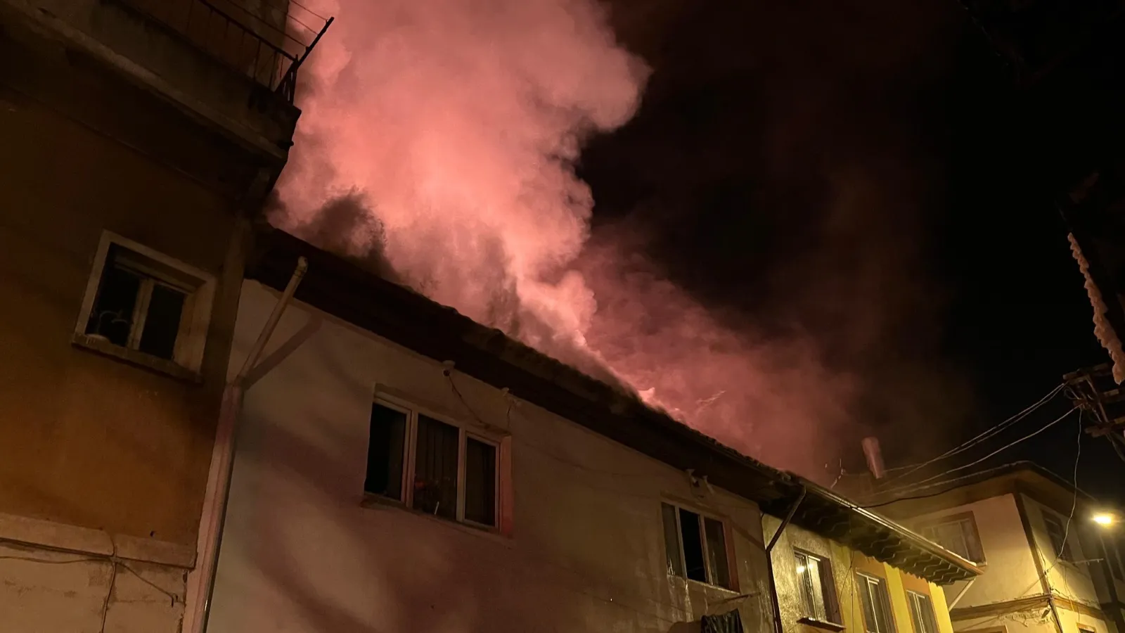 Kastamonu'da Çıkan Yangın 3 Evi Sardı Ekipler Müdahale Ediyor! 1