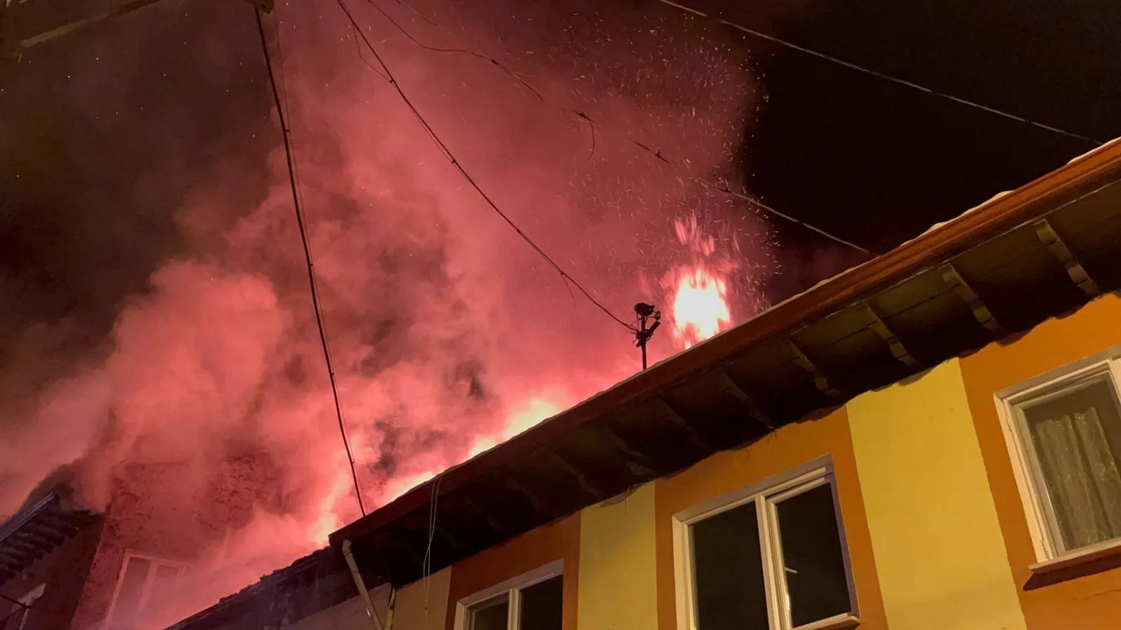 Kastamonu'da Çıkan Yangın 3 Evi Sardı Ekipler Müdahale Ediyor! 2