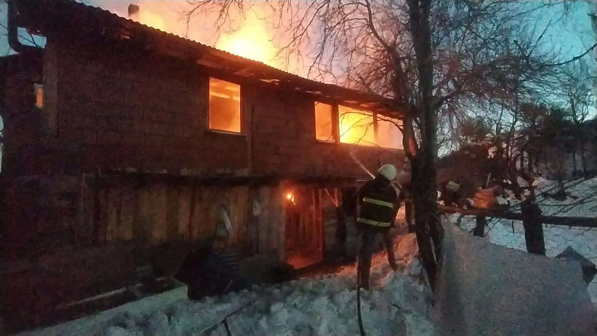 Kastamonu'da Feci Yangın Alevler Içinde Kalan 2 Katlı Ev Kül Oldu! 1