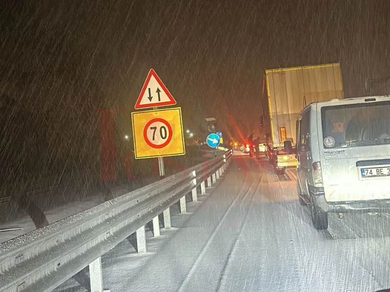 Kastamonu'da Ilgaz 15 Temmuz Tüneli'nde Kar Yağışı Trafiği Felç Etti! 1-3