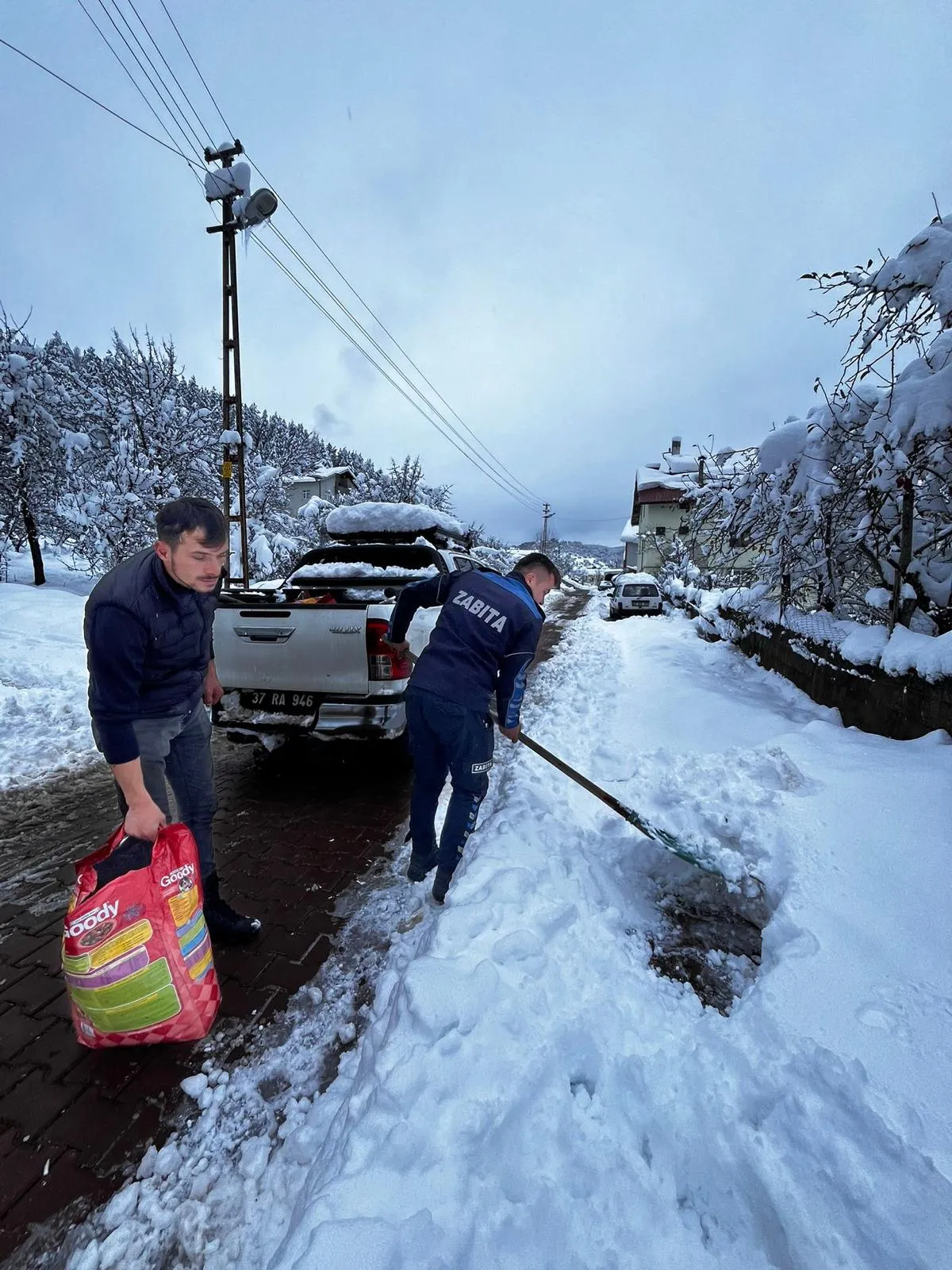 Kastamonu’da Kar Yağışında Sokak Hayvanları Yalnız Bırakılmadı (6)