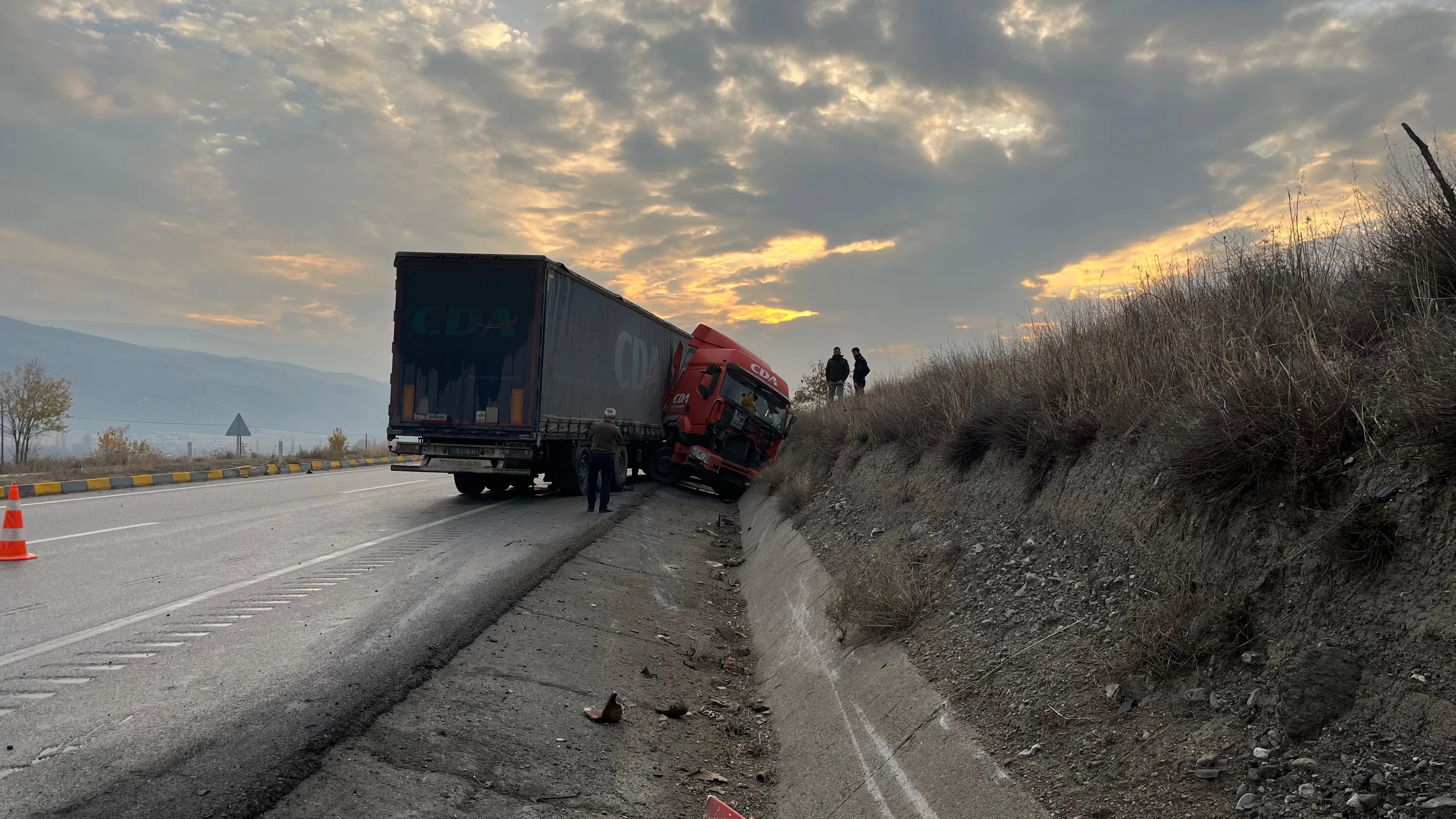 Kastamonu'da Tır Makasladı Sürücü Yara Almadan Kurtuldu! 1