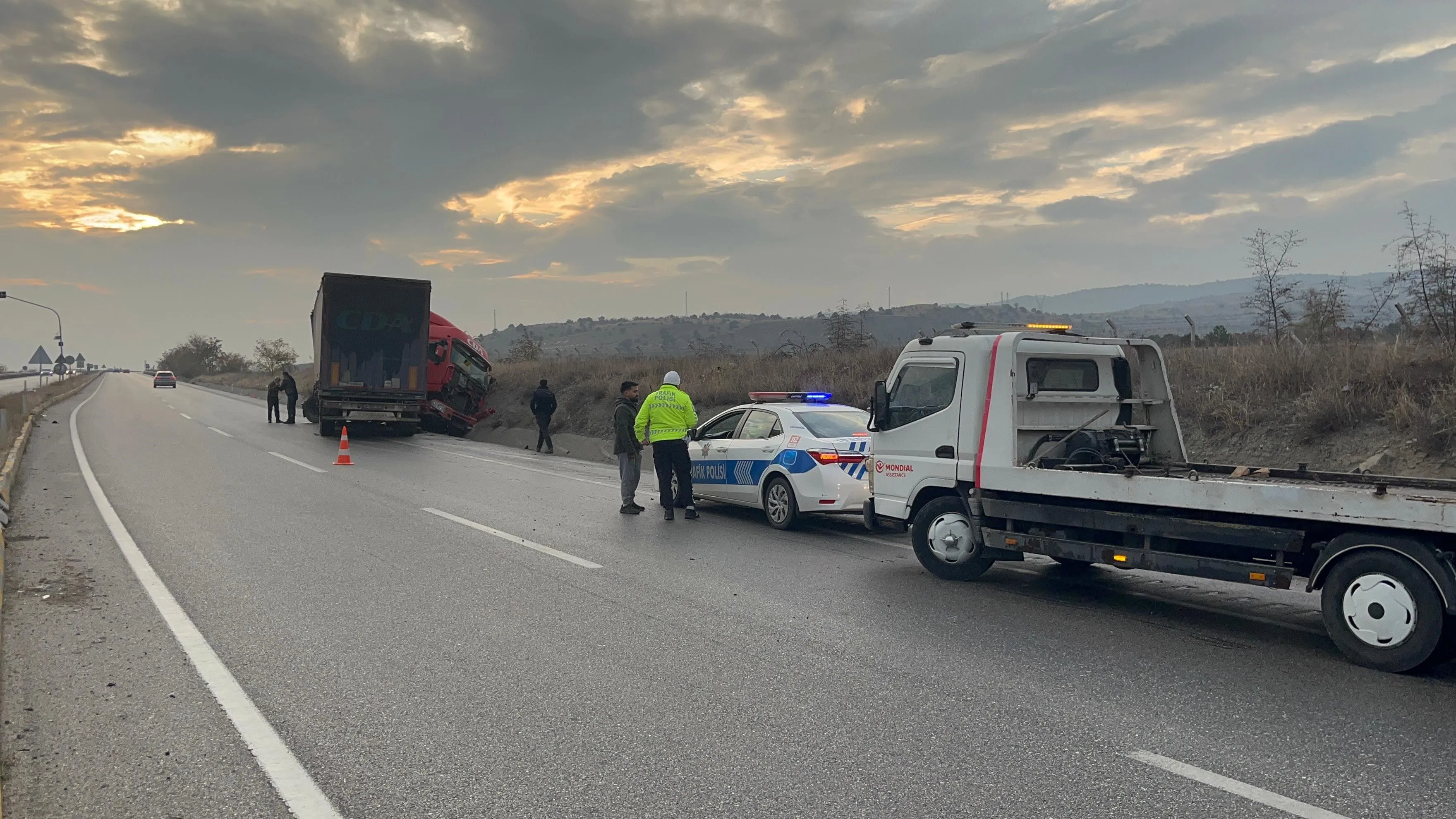 Kastamonu'da Tır Makasladı Sürücü Yara Almadan Kurtuldu! 2