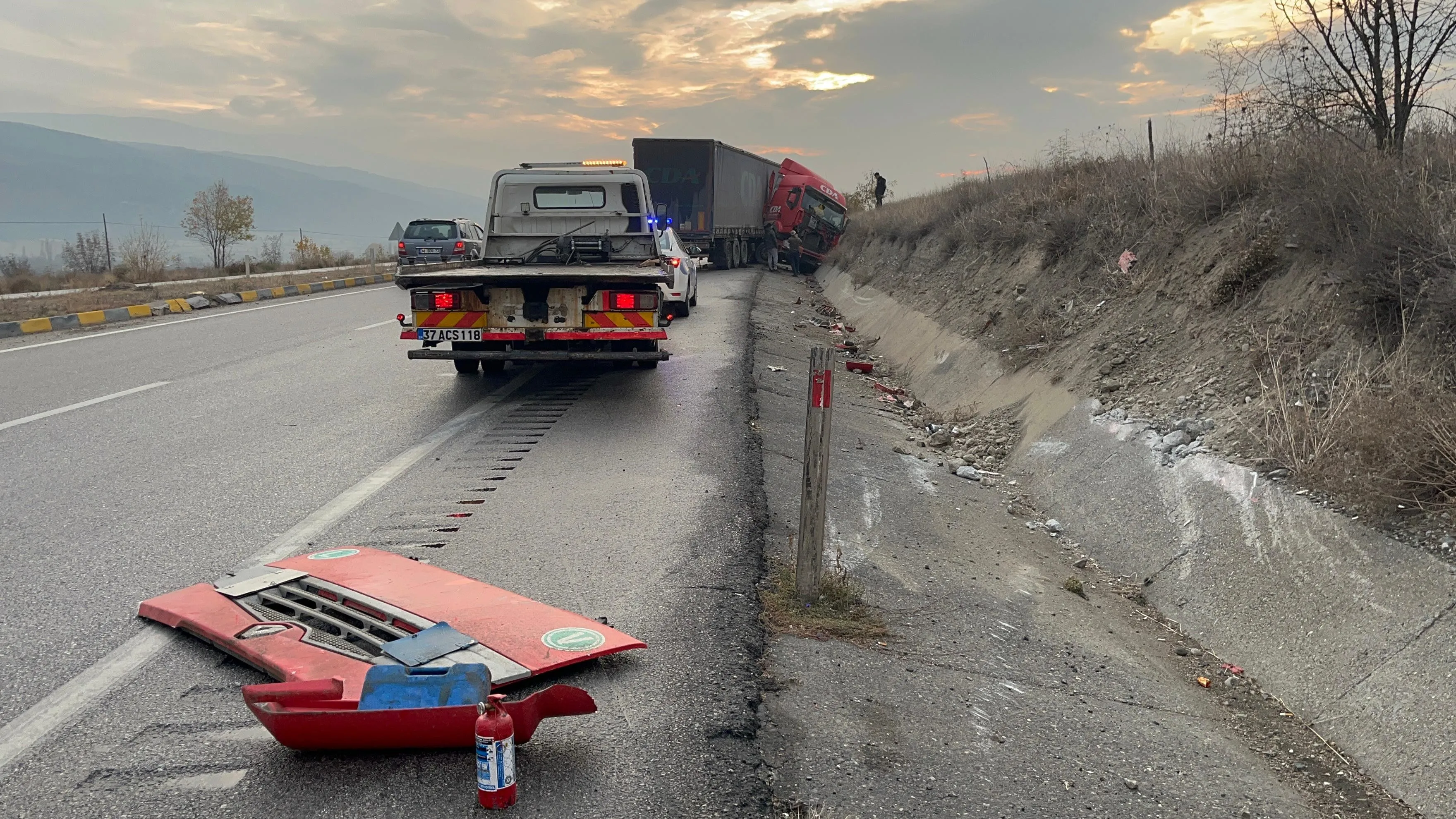 Kastamonu'da Tır Makasladı Sürücü Yara Almadan Kurtuldu! 4