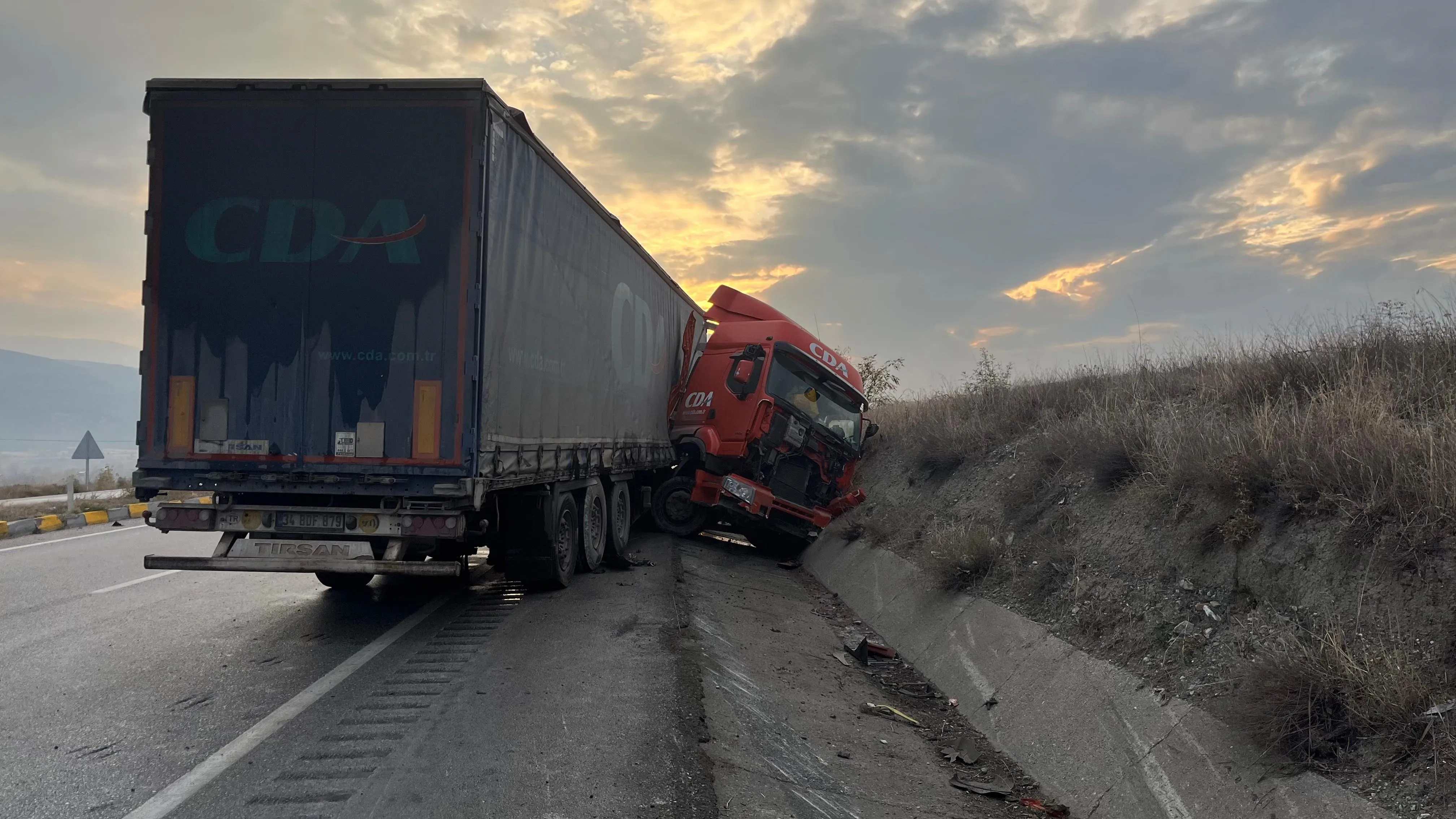 Kastamonu'da Tır Makasladı Sürücü Yara Almadan Kurtuldu! 5