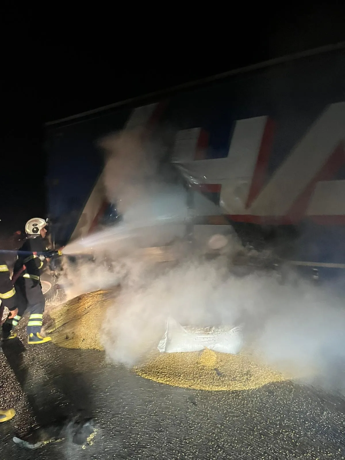 Kastamonu'da Tırın Dorsesinde Korkutan Yangın! 1