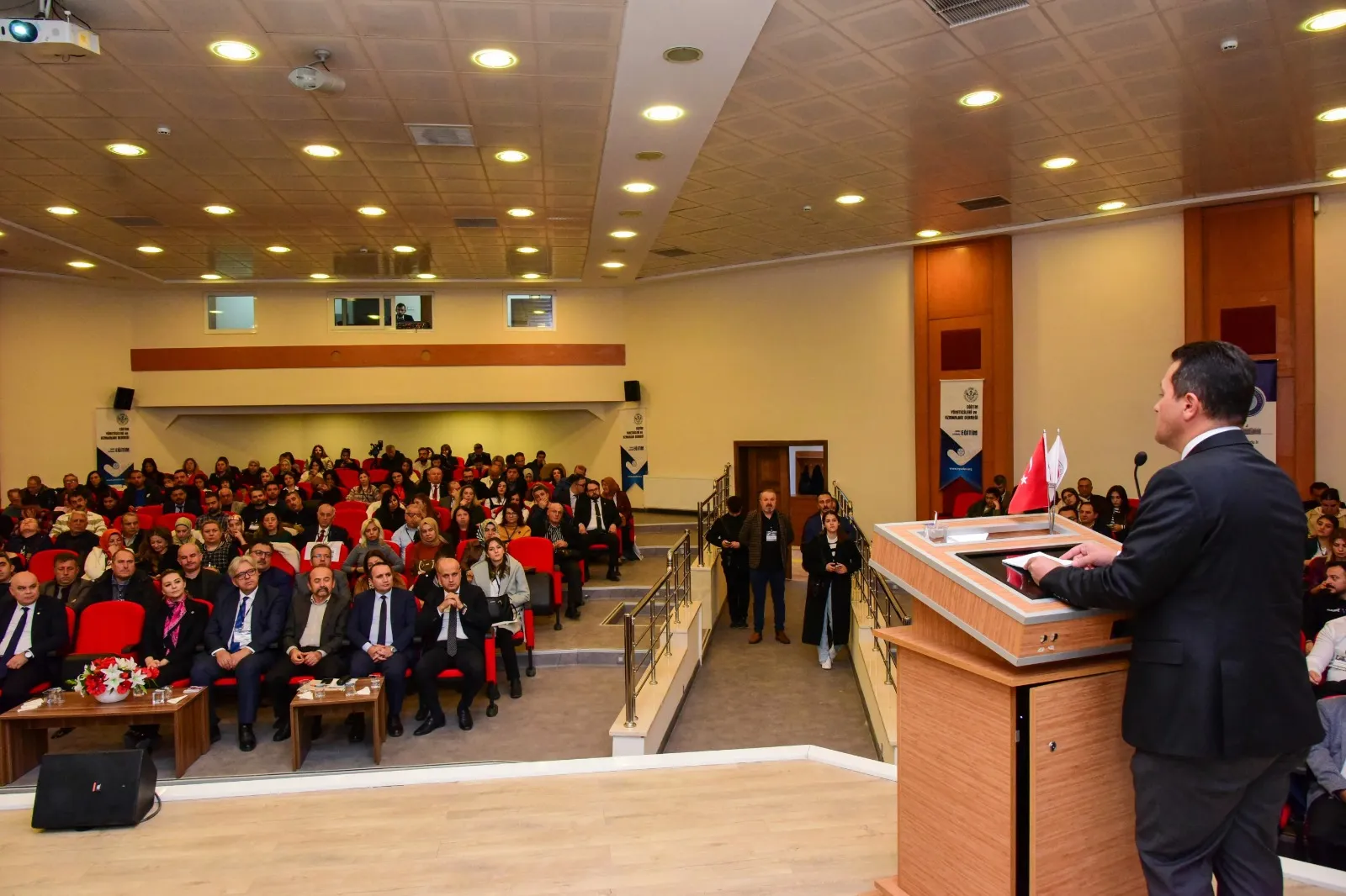 Kü Rektörü Prof. Dr. Ahmet Hamdi Topal 'Gençleri Popüler Kültürün Insafına Bırakamayız' 6-1