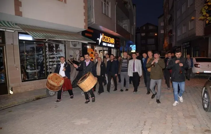 Mahalle Olarak Ilçeye Bağlandılar Davul Zurnayla Kutlama Yaptılar (2)