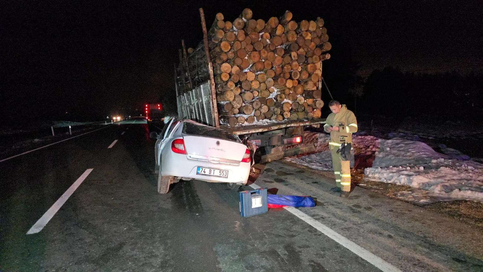 Otomobil Kastamonu Plakalı Tomruk Yüklü Kamyonun Altına Girdi 1 Yaralı Var! 2