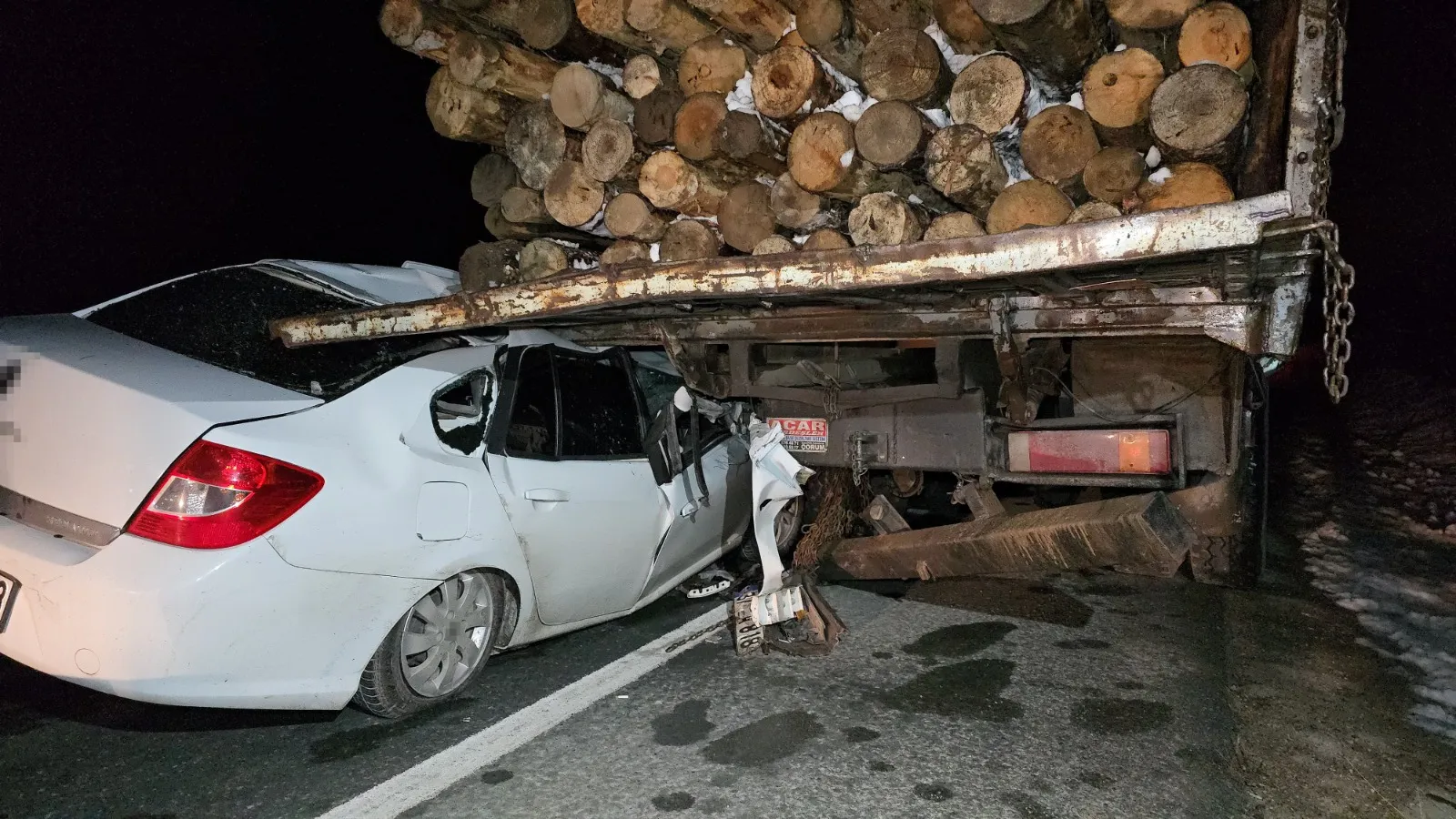 Otomobil Kastamonu Plakalı Tomruk Yüklü Kamyonun Altına Girdi 1 Yaralı Var! 3