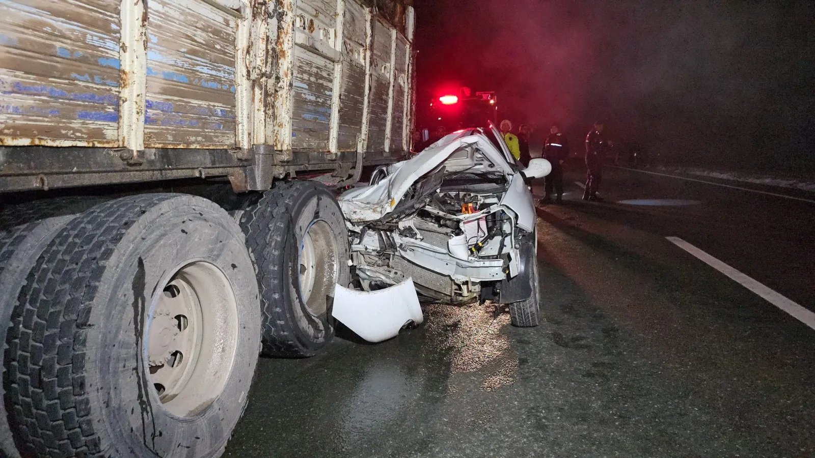 Otomobil Kastamonu Plakalı Tomruk Yüklü Kamyonun Altına Girdi 1 Yaralı Var! 4