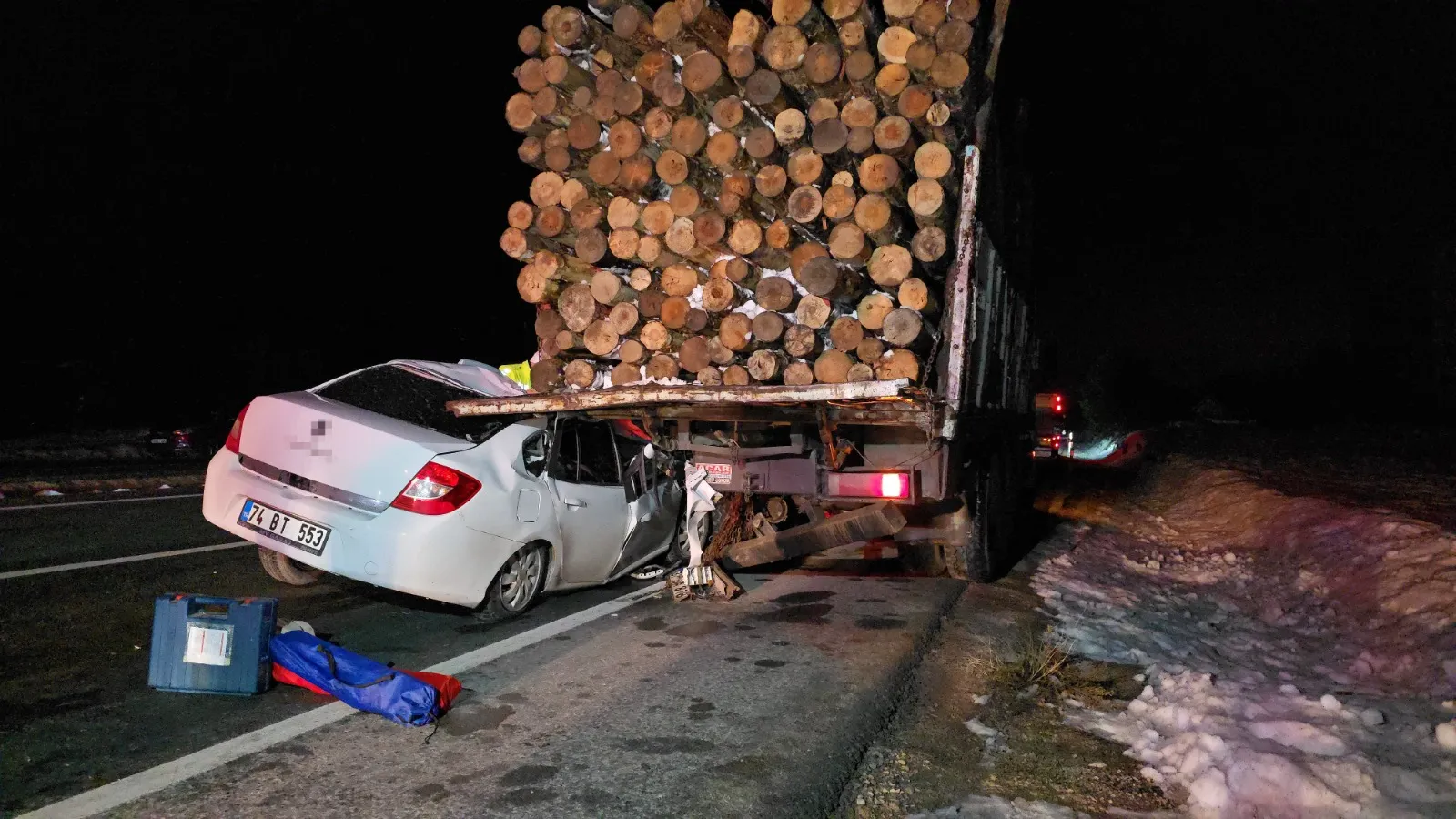 Otomobil Kastamonu Plakalı Tomruk Yüklü Kamyonun Altına Girdi 1 Yaralı Var! 5