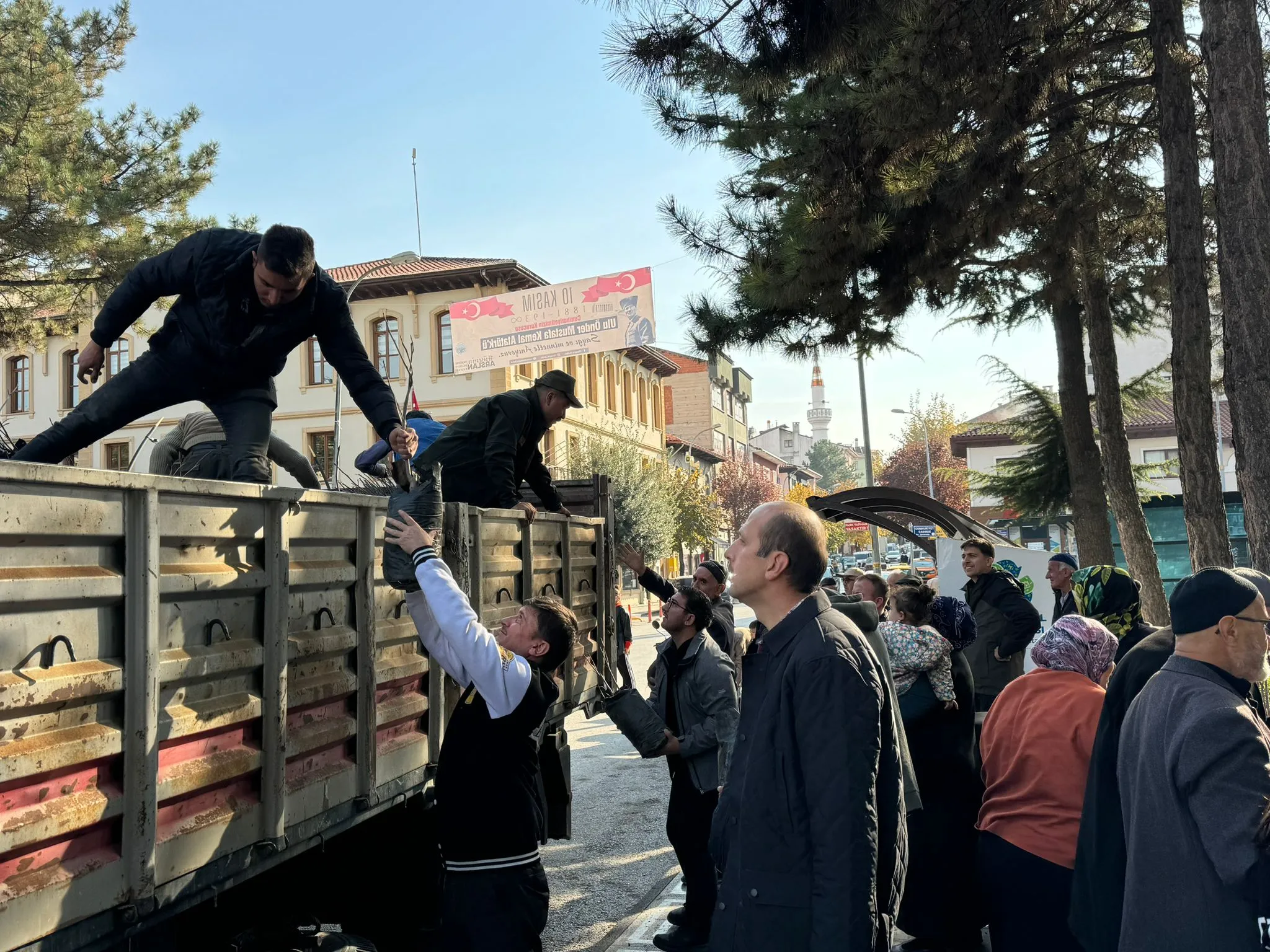 Taşköprü'de 1300 Ceviz, 200 Ihlamur, 500 Sarıçam Ve Karaçam Fidanı Dağıtıldı! 1