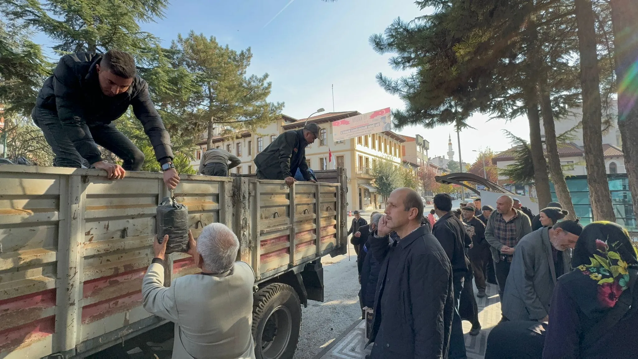 Taşköprü'de 1300 Ceviz, 200 Ihlamur, 500 Sarıçam Ve Karaçam Fidanı Dağıtıldı! 4