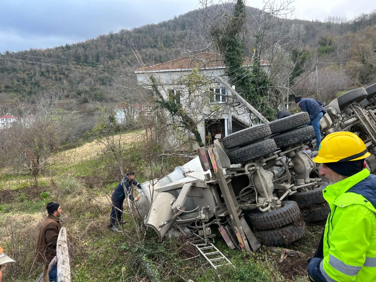 Kastamonu'da Beton Mikseri Devrildi Sürücü Son Anda Kurtuldu! 2