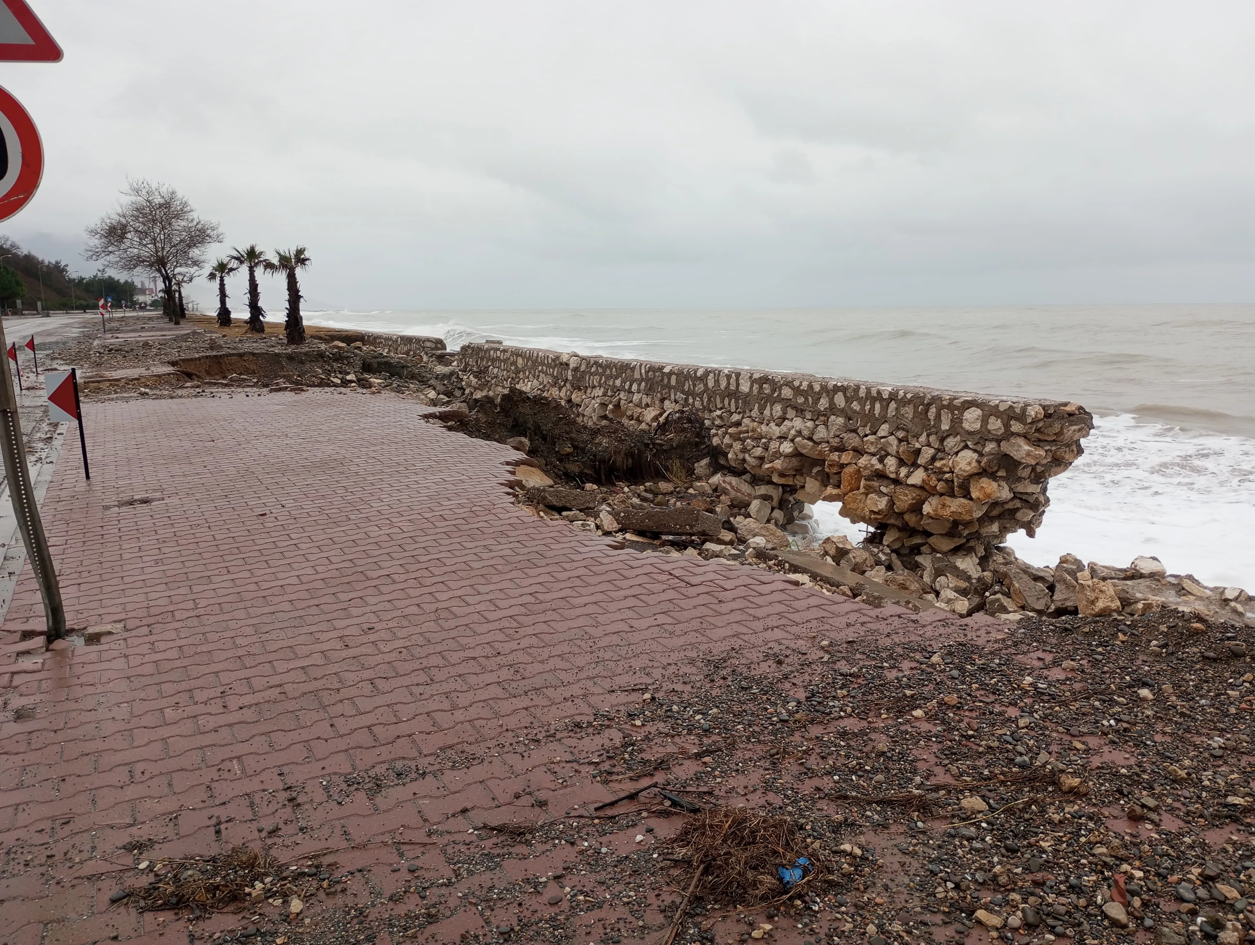 Kastamonu'da Dalgalar Sahili Dövdü Kaldırımlara Zarar Verdi! 1