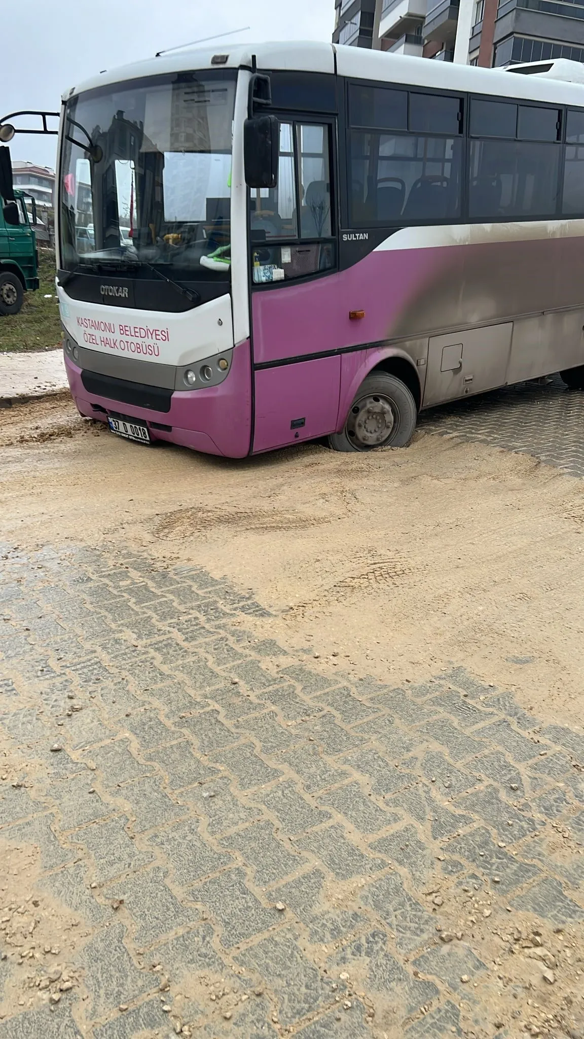 Kastamonu'da Halk Otobüsü Asfalt Atılmayan Caddede Battı! 1