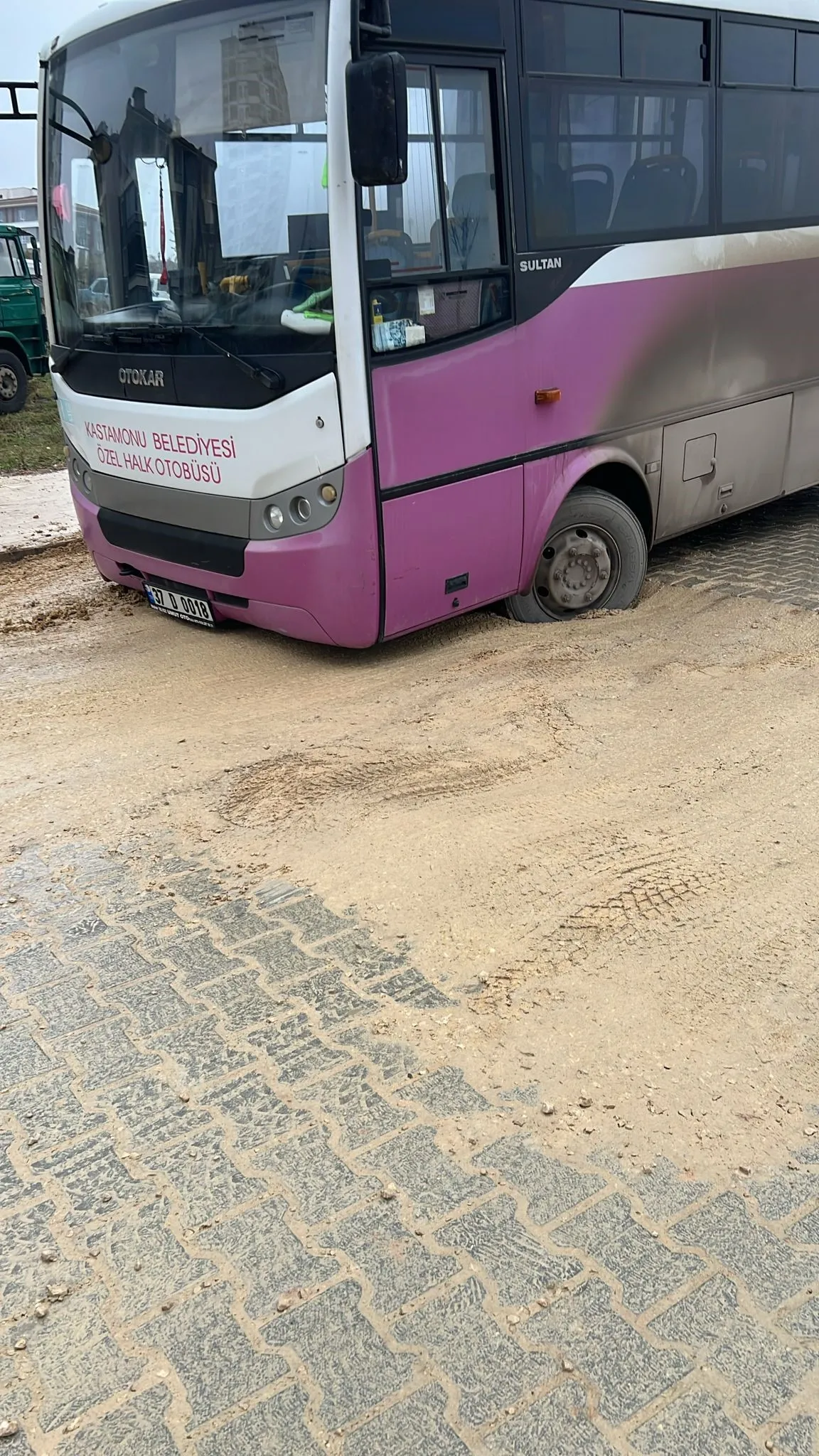 Kastamonu'da Halk Otobüsü Asfalt Atılmayan Caddede Battı! 2