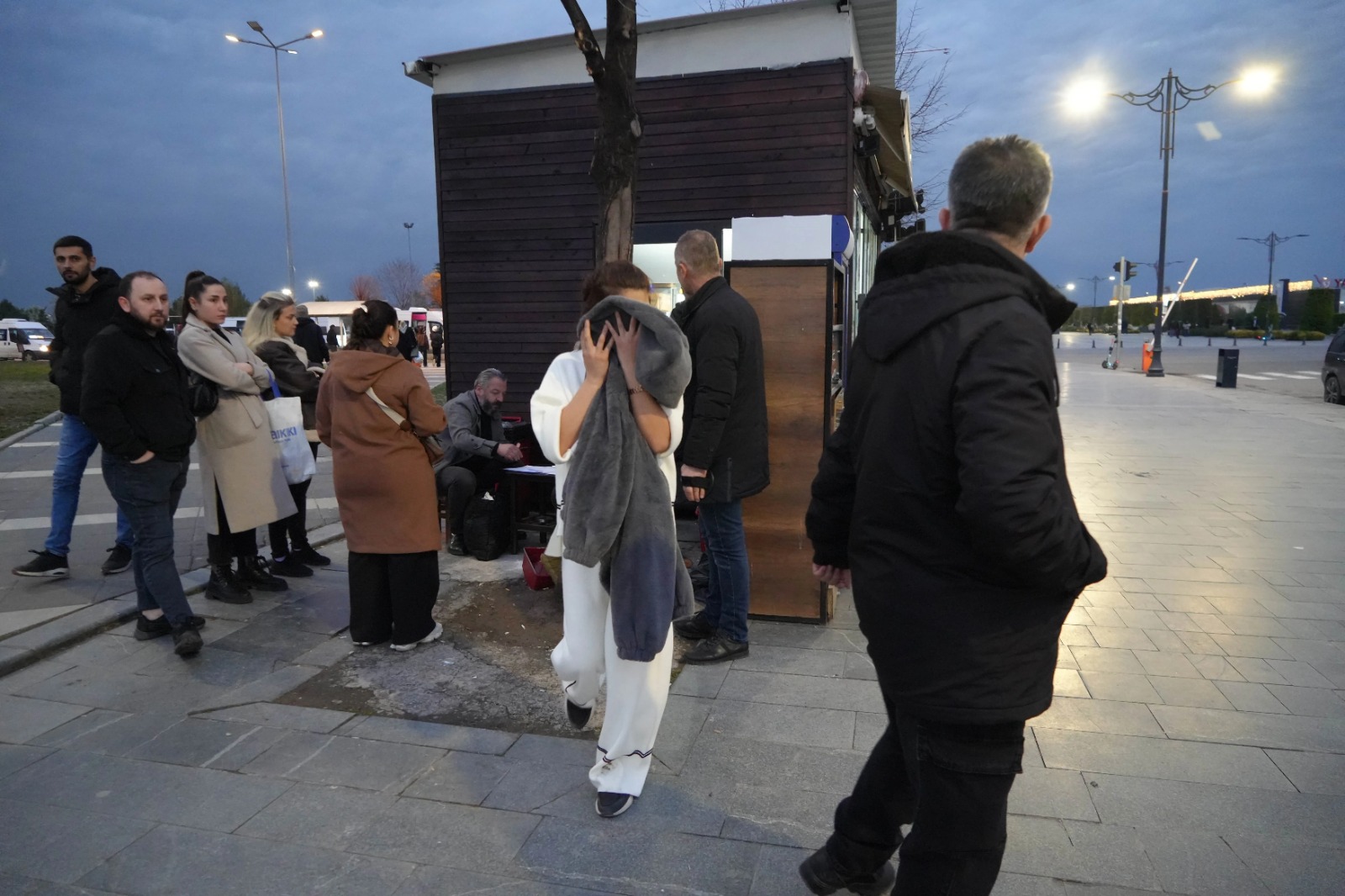 3 Genç Kız 40 Parça Malzeme Çaldı Kovalamaca Sonucu Yakalandılar! 4