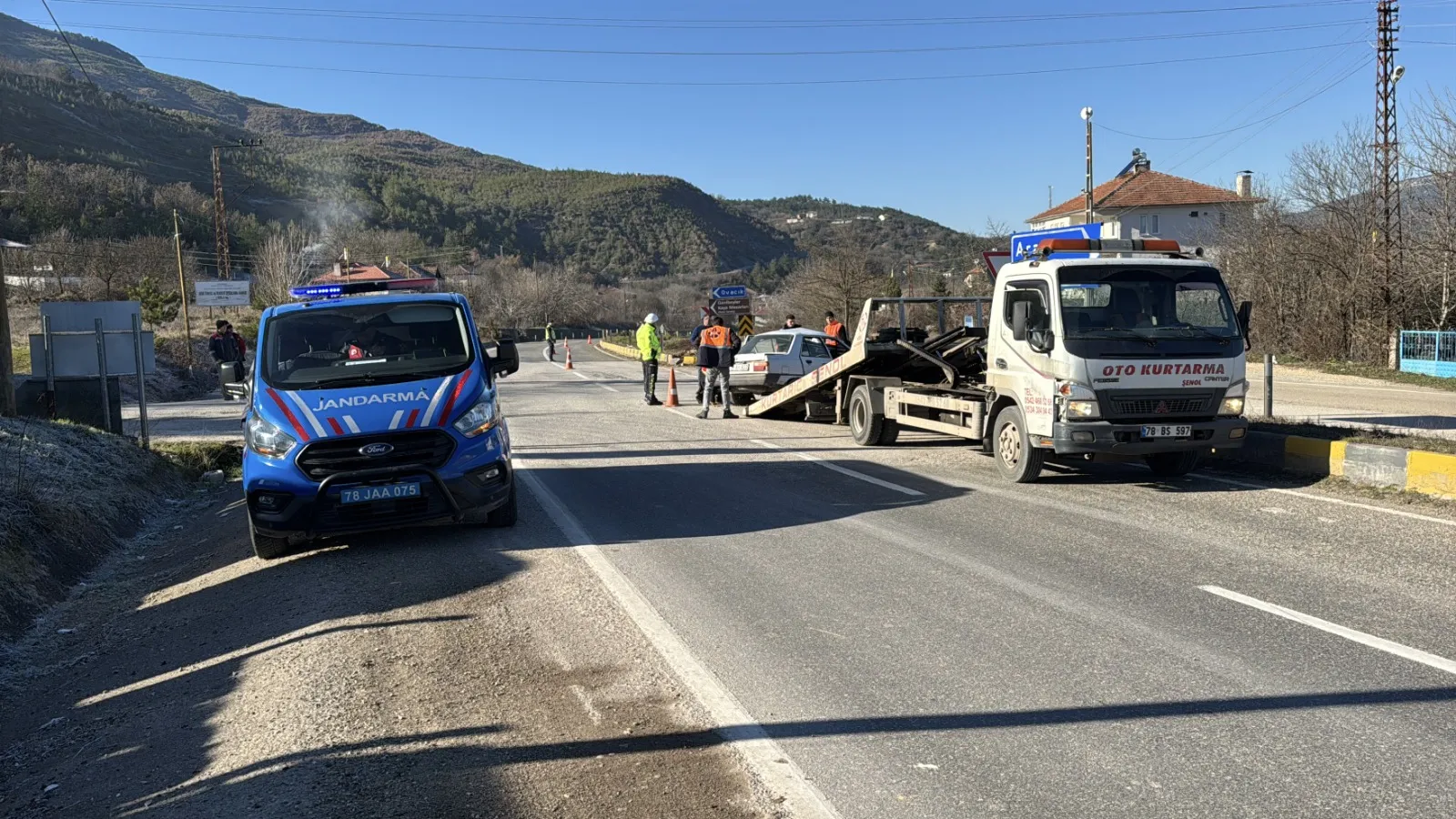 Karabük Kastamonu Kara Yolunda Ticari Araçla Çarpışan Sürücü Yaralandı! 2