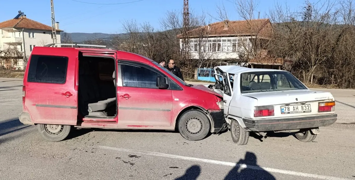 Karabük Kastamonu Kara Yolunda Ticari Araçla Çarpışan Sürücü Yaralandı! 4