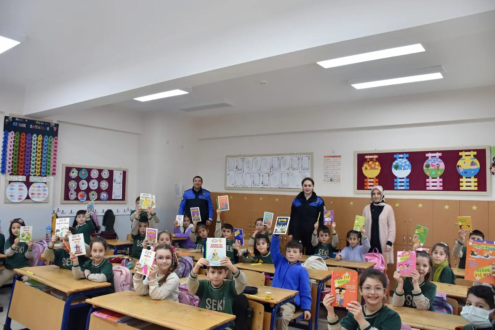 Kastamonu İl Emniyet Müdürü'nden Öğrencilere Karne Hediyesi! 2