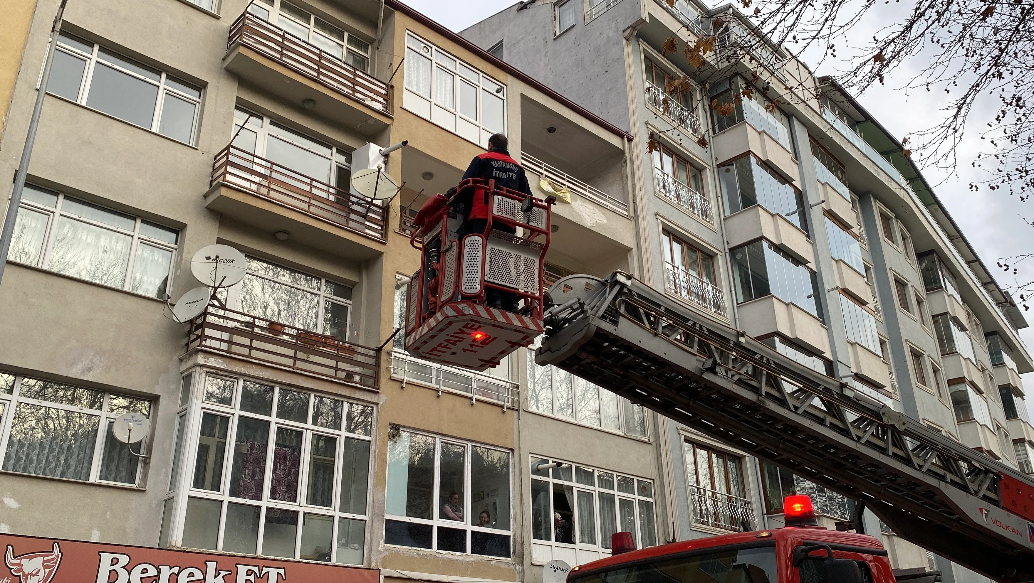 Kastamonu'da Apartman Dairesinden Ateş Açmıştı Şüpheli Yakalandı! 1