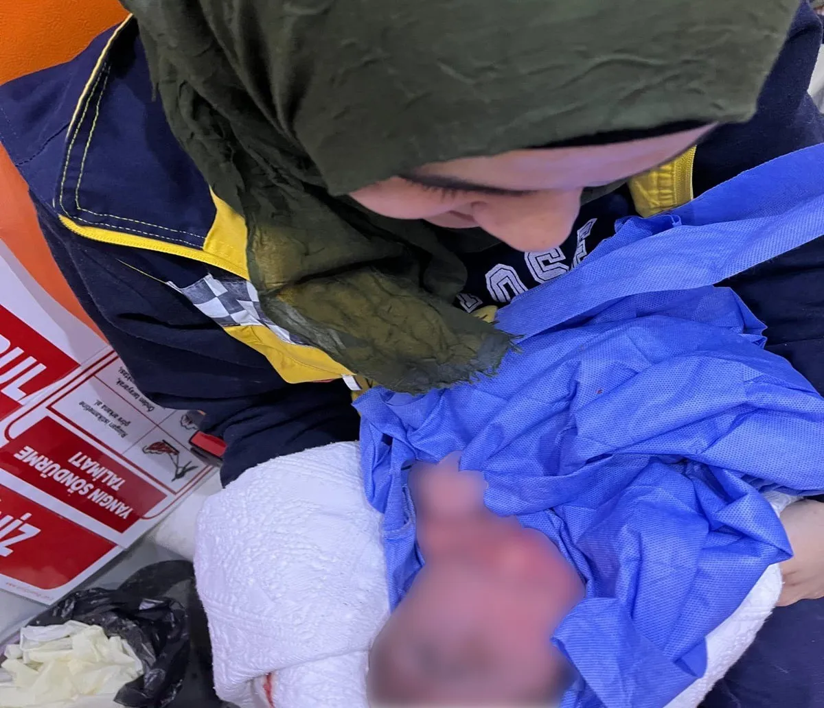 Kastamonu'da Hastane Yolunda Doğumu Başladı Bebeğini Ambulansta Dünyaya Getirdi!