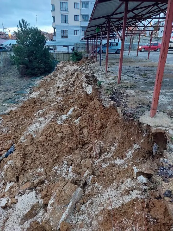 Kastamonu’da Istinat Duvarı Çöktü Vatandaşlar Deprem Sandı! 2