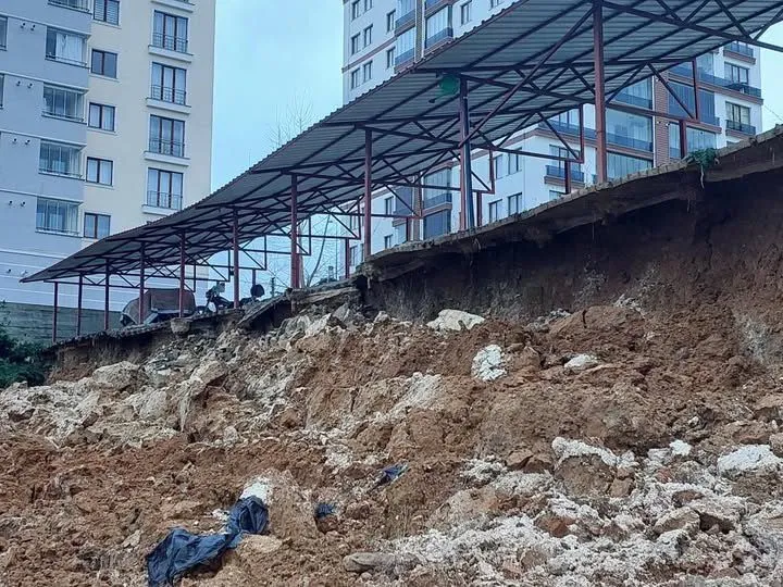 Kastamonu’da Istinat Duvarı Çöktü Vatandaşlar Deprem Sandı!