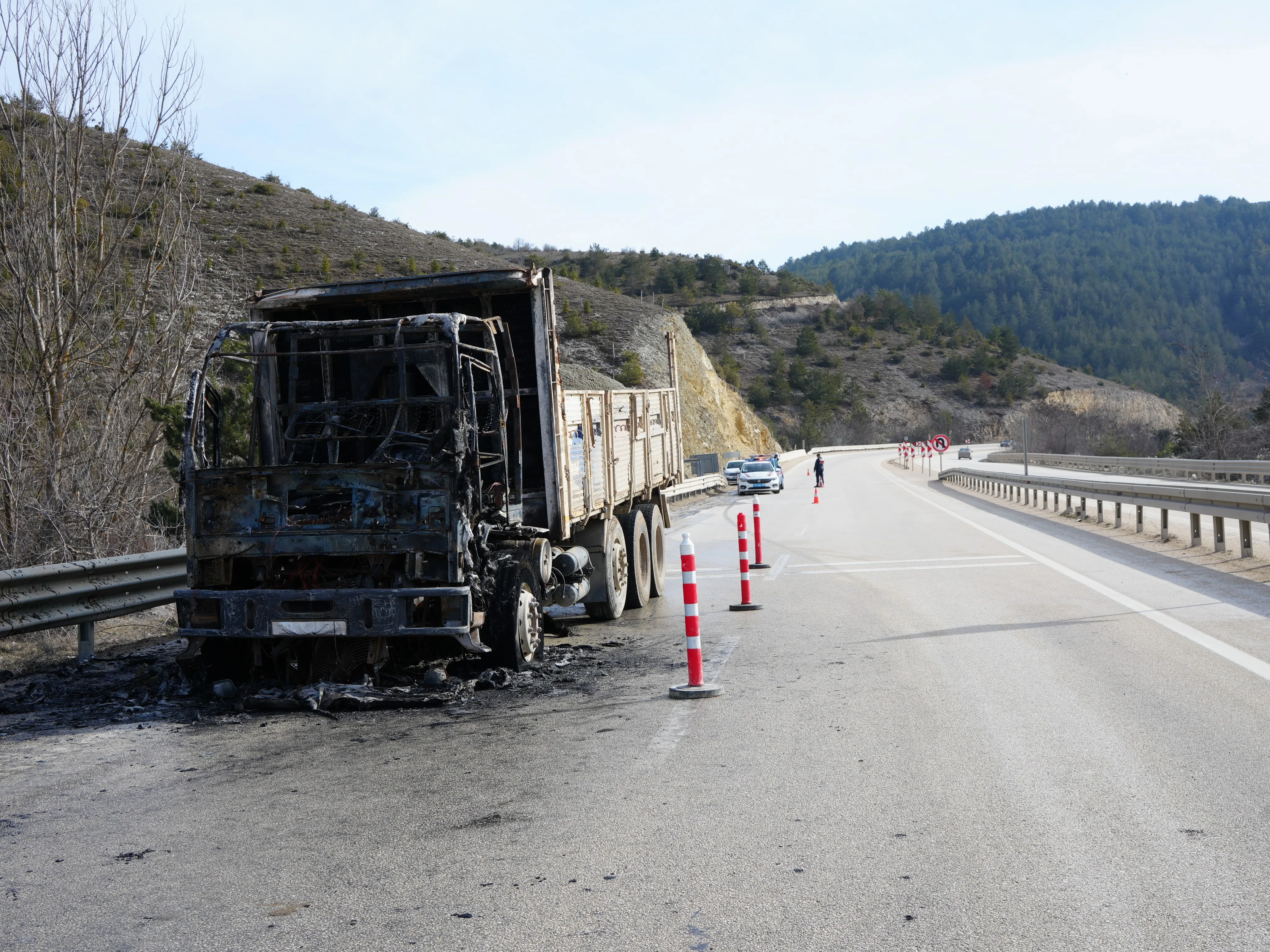 Kastamonu'da Kamyon Yandı Geriye Demir Yığını Kaldı! 3