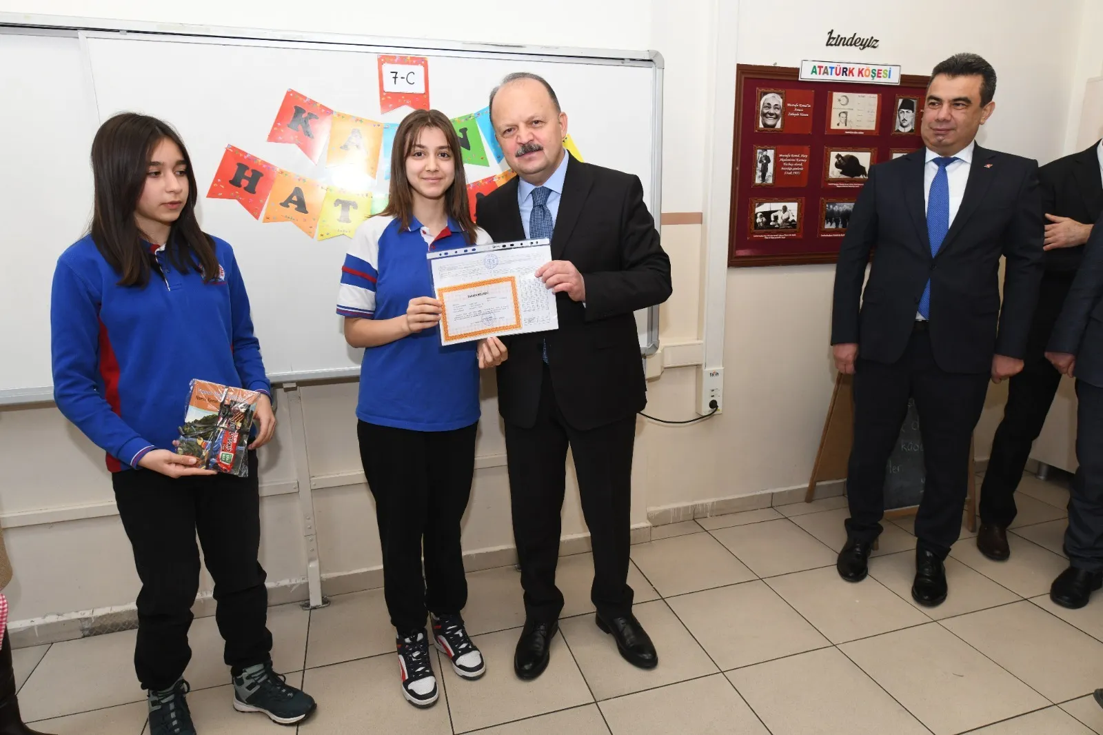 Kastamonu'da Karne Sevinci Vali Dallı Öğrencilerle Buluştu! 3