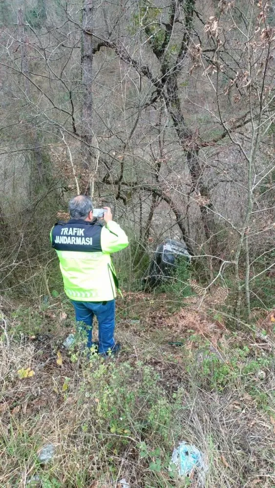 Kastamonu’da Yoldan Çıktı 20 Metre Şarampole Yuvarlandı Sürücü Yaralı! (2)