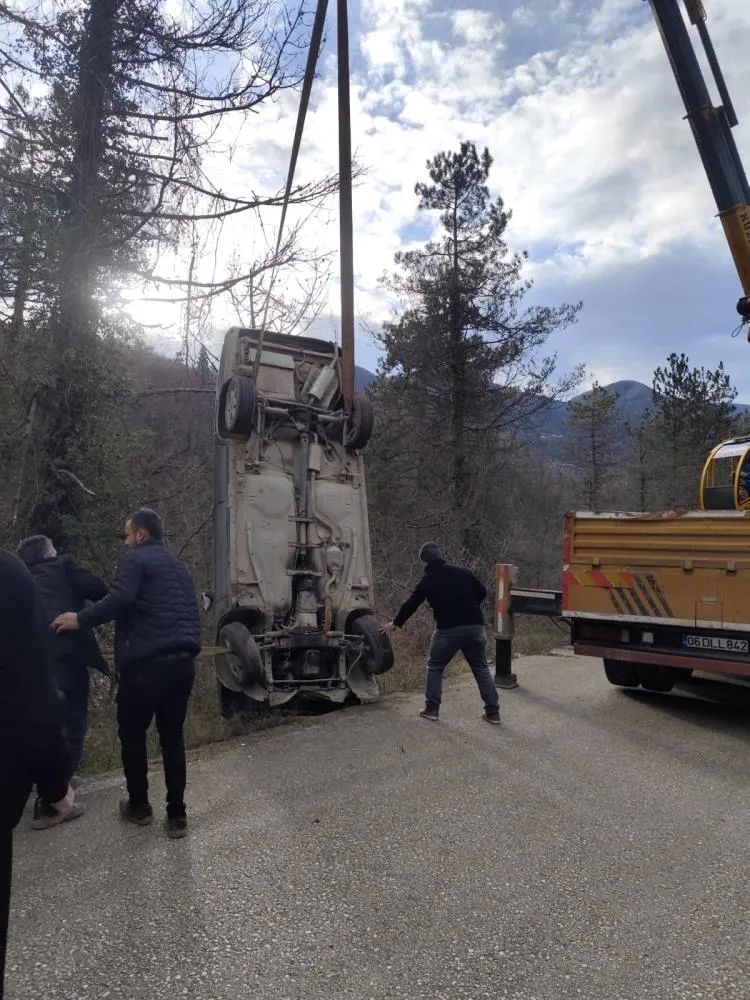 Kastamonu’da Yoldan Çıktı 20 Metre Şarampole Yuvarlandı Sürücü Yaralı!