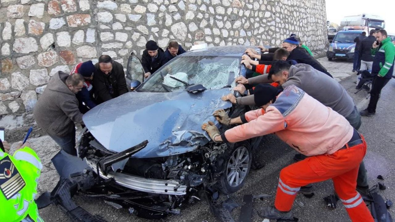 Tırla Otomobil Çarpıştı Feci Kazada 4 Kişi Yaralandı (1)