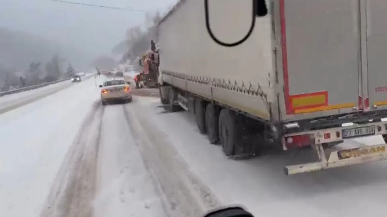 Ilgaz Dağı'nda Kar Sebebiyle Araçlar Yolda Kaldı!